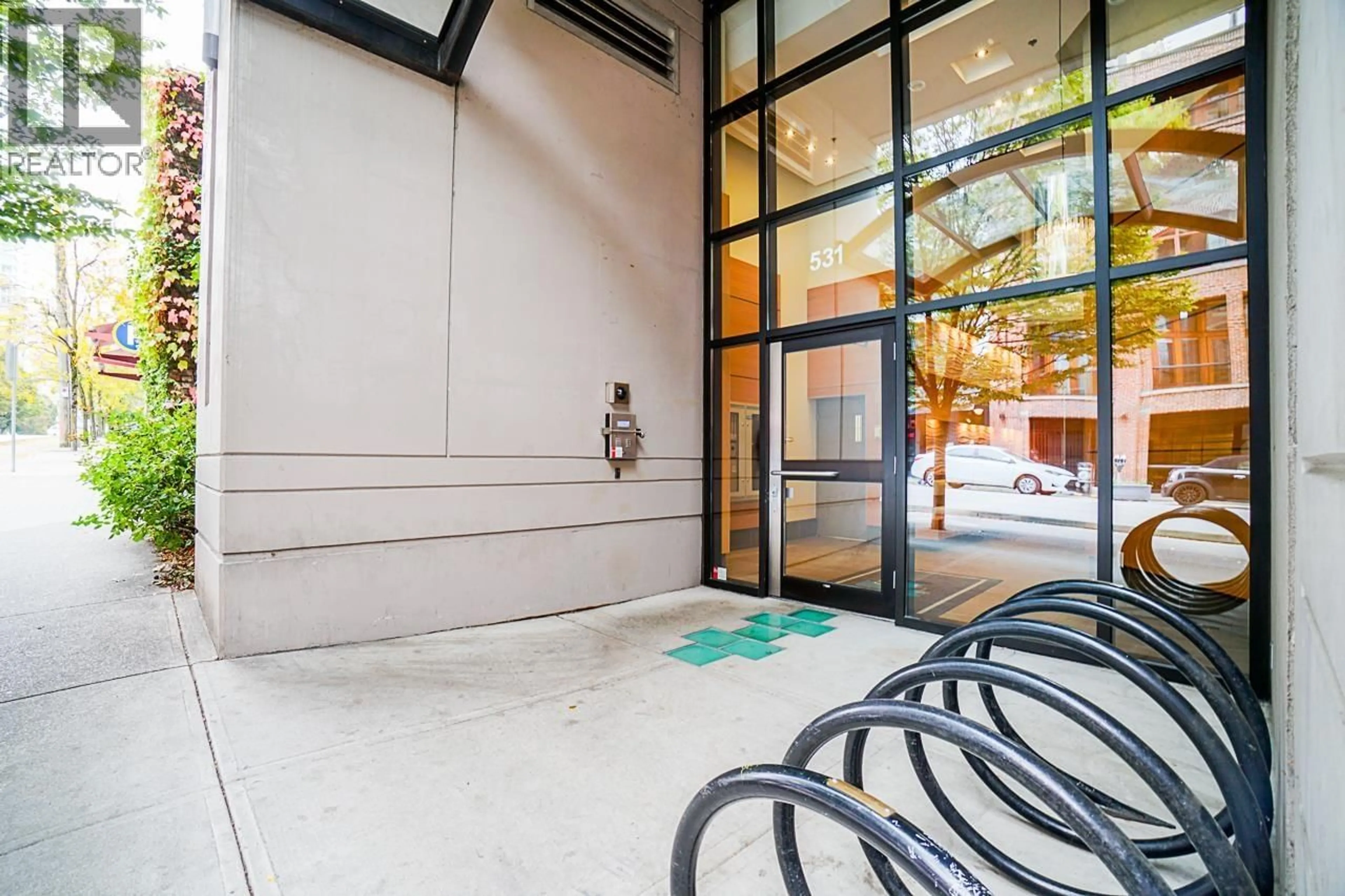 Indoor foyer for 205 - 531 BEATTY STREET, Vancouver British Columbia V6B0C5