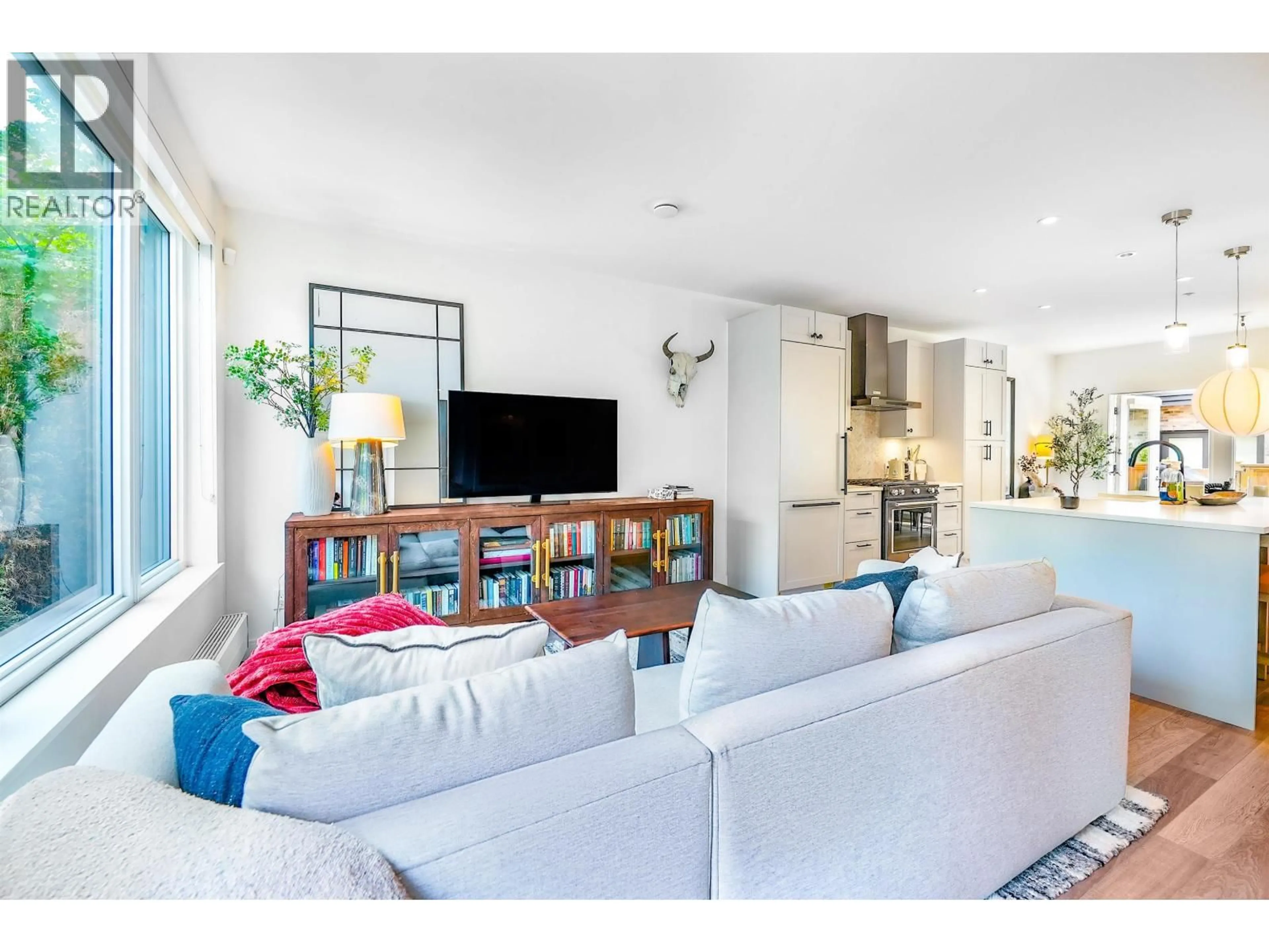 Living room with furniture, unknown for 127 - 525 2ND STREET, North Vancouver British Columbia V7L1E1