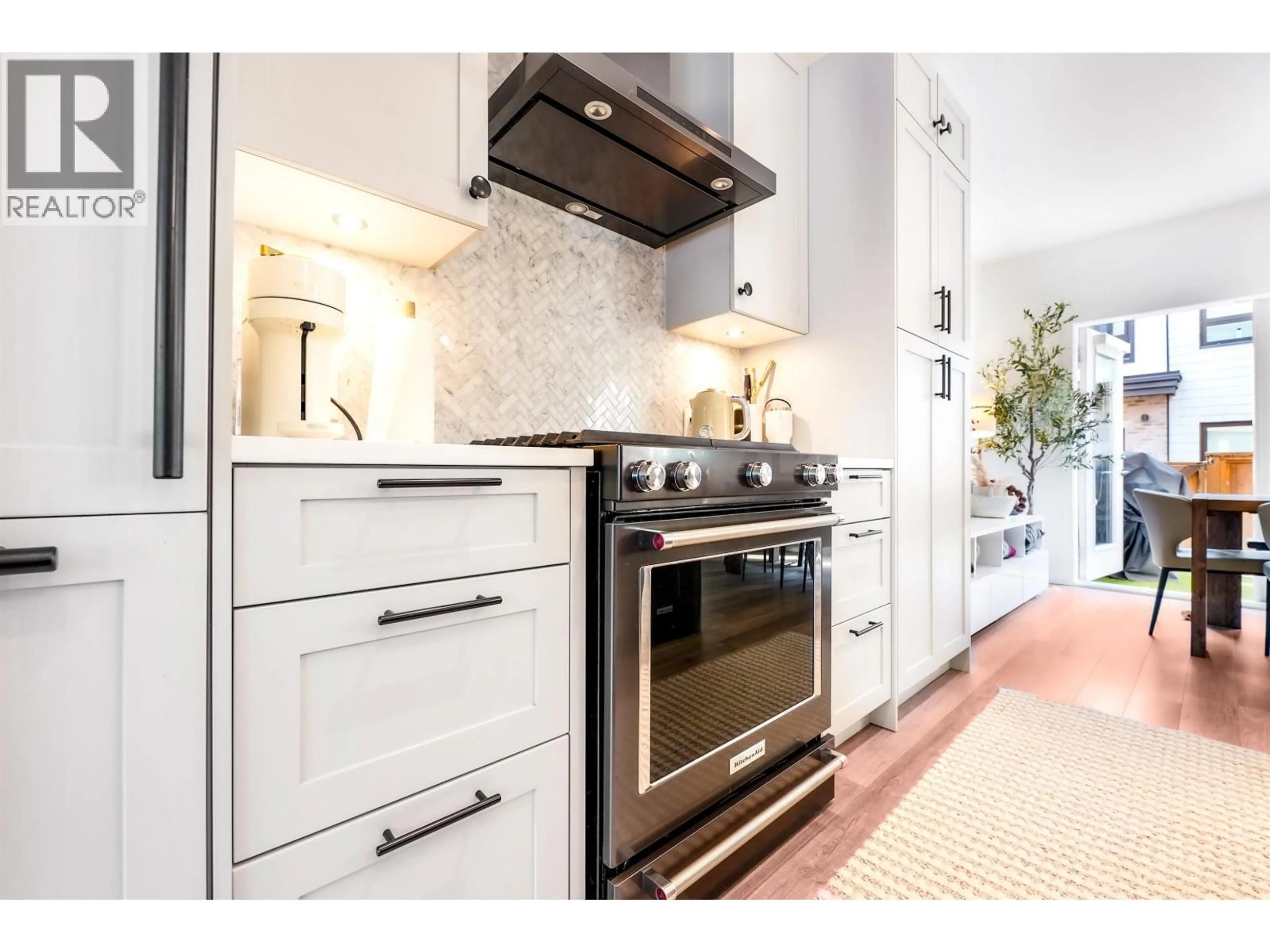 Open concept kitchen, ceramic/tile floor for 127 - 525 2ND STREET, North Vancouver British Columbia V7L1E1