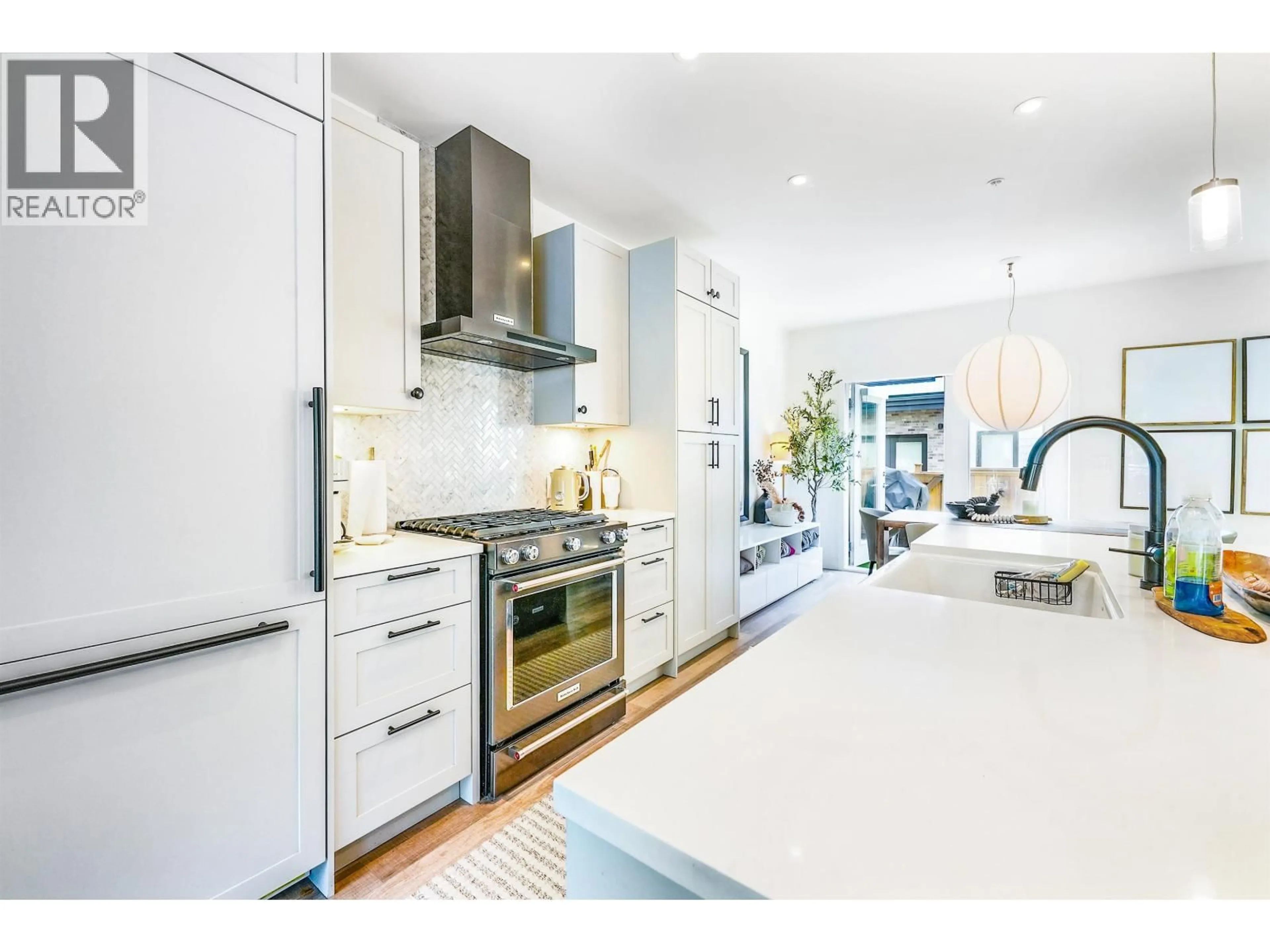 Open concept kitchen, ceramic/tile floor for 127 - 525 2ND STREET, North Vancouver British Columbia V7L1E1