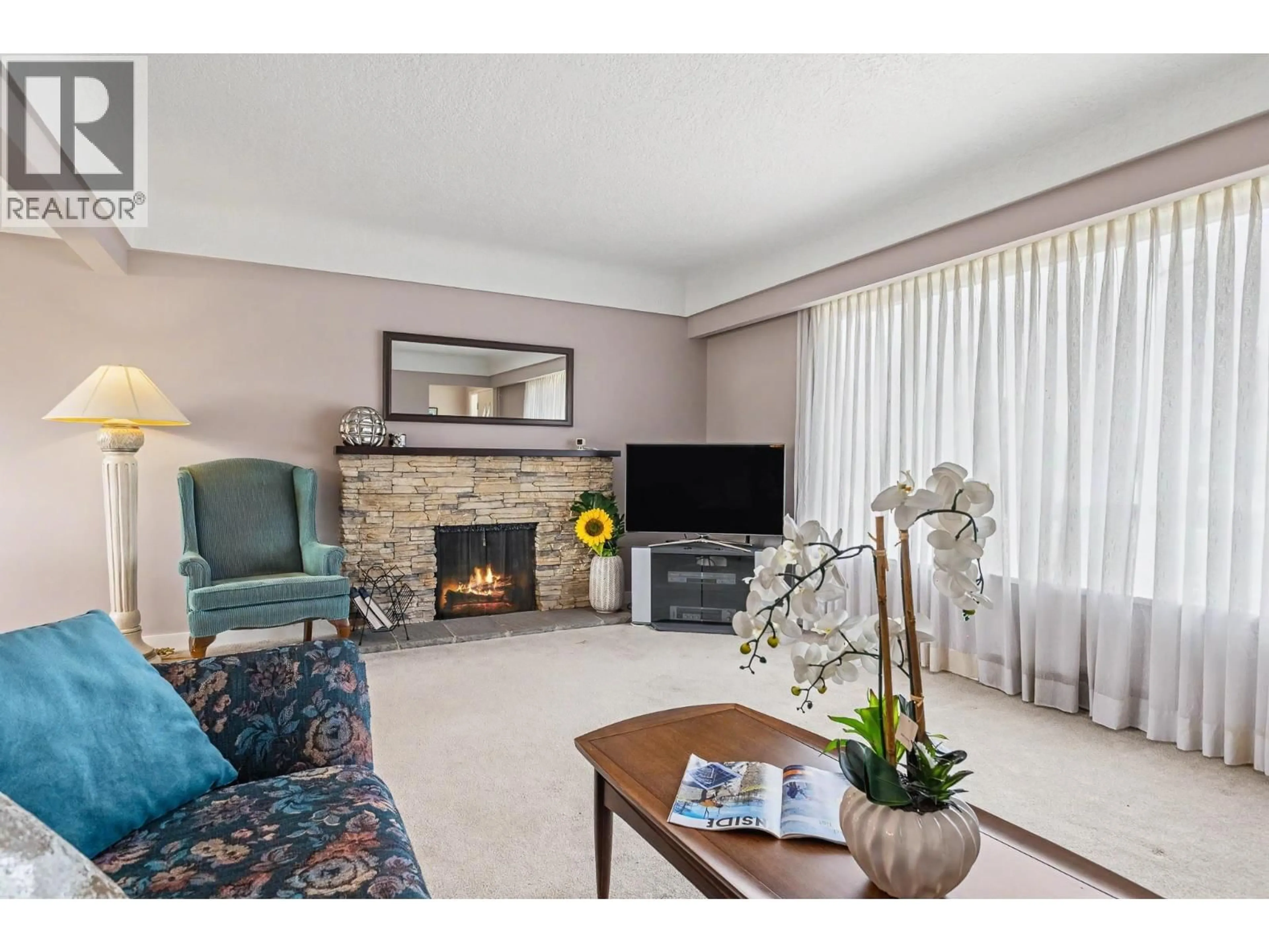 Living room with furniture, unknown for 4830 SOUTHLAWN DRIVE, Burnaby British Columbia V5C3S6