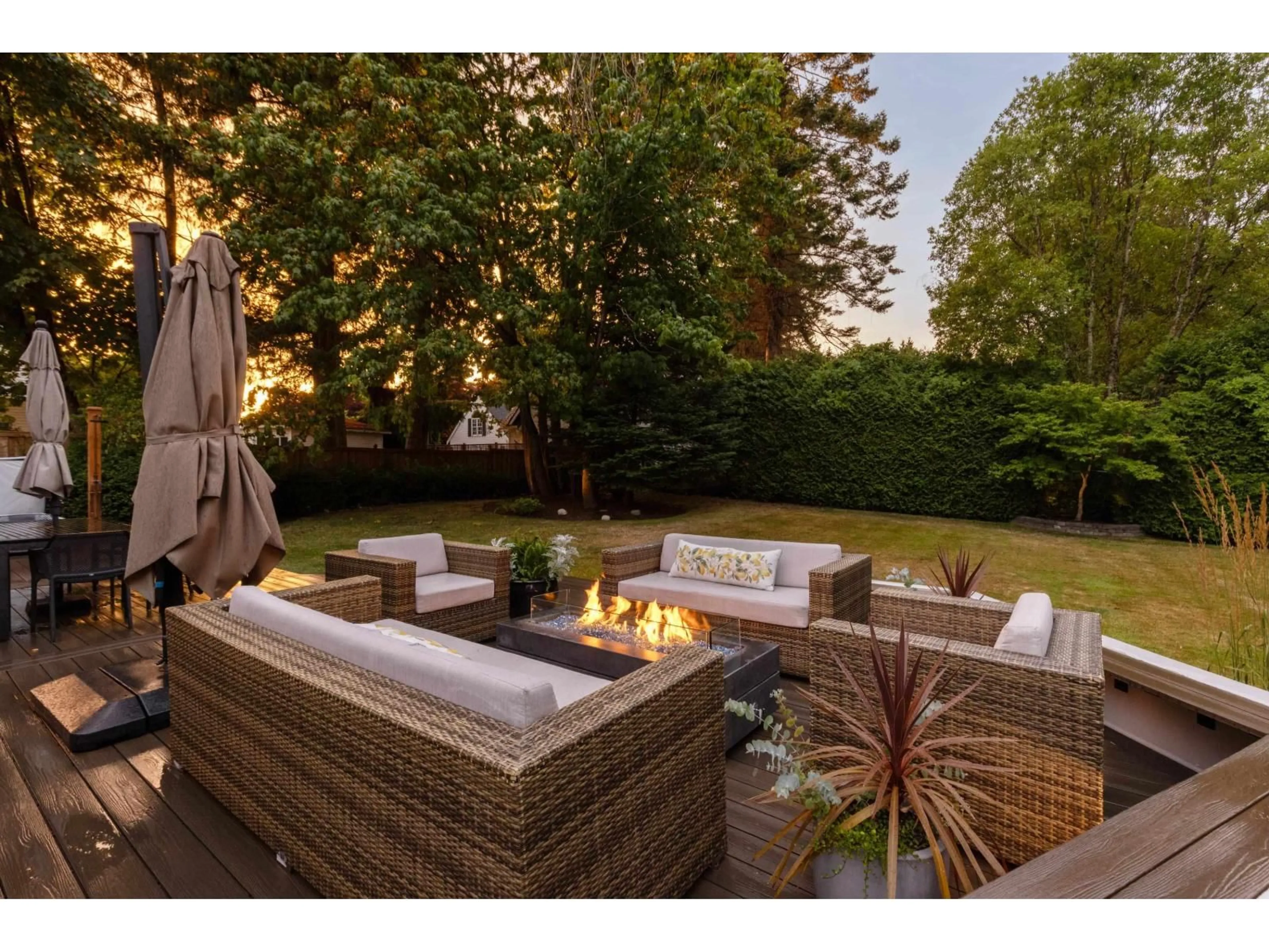 Patio, street for 13877 32 AVENUE, Surrey British Columbia V4P2B6