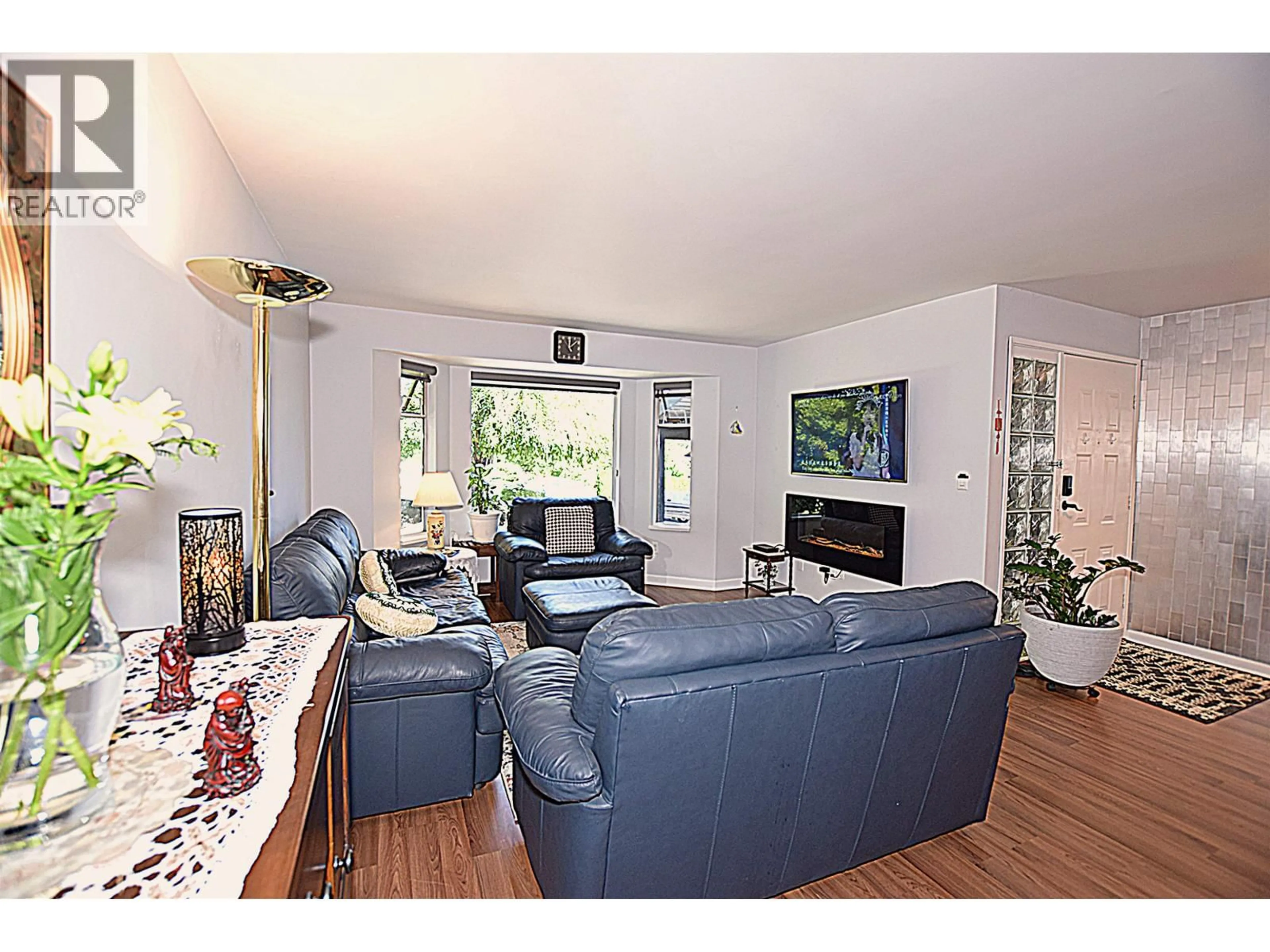 Living room with furniture, wood/laminate floor for 2904 TATLA PLACE, Coquitlam British Columbia V3C4W8