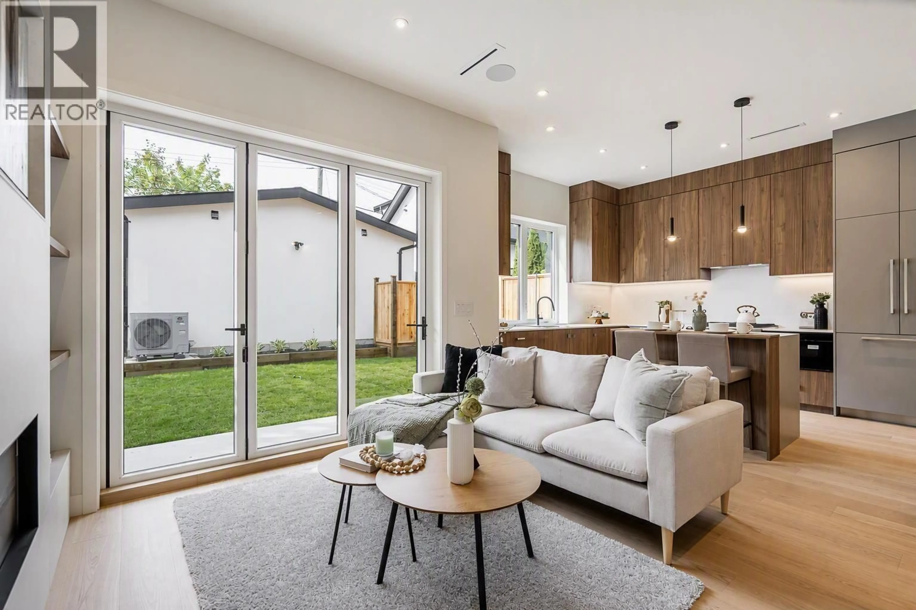 Living room with furniture, unknown for 2 - 456 38TH AVENUE, Vancouver British Columbia V5W1H7