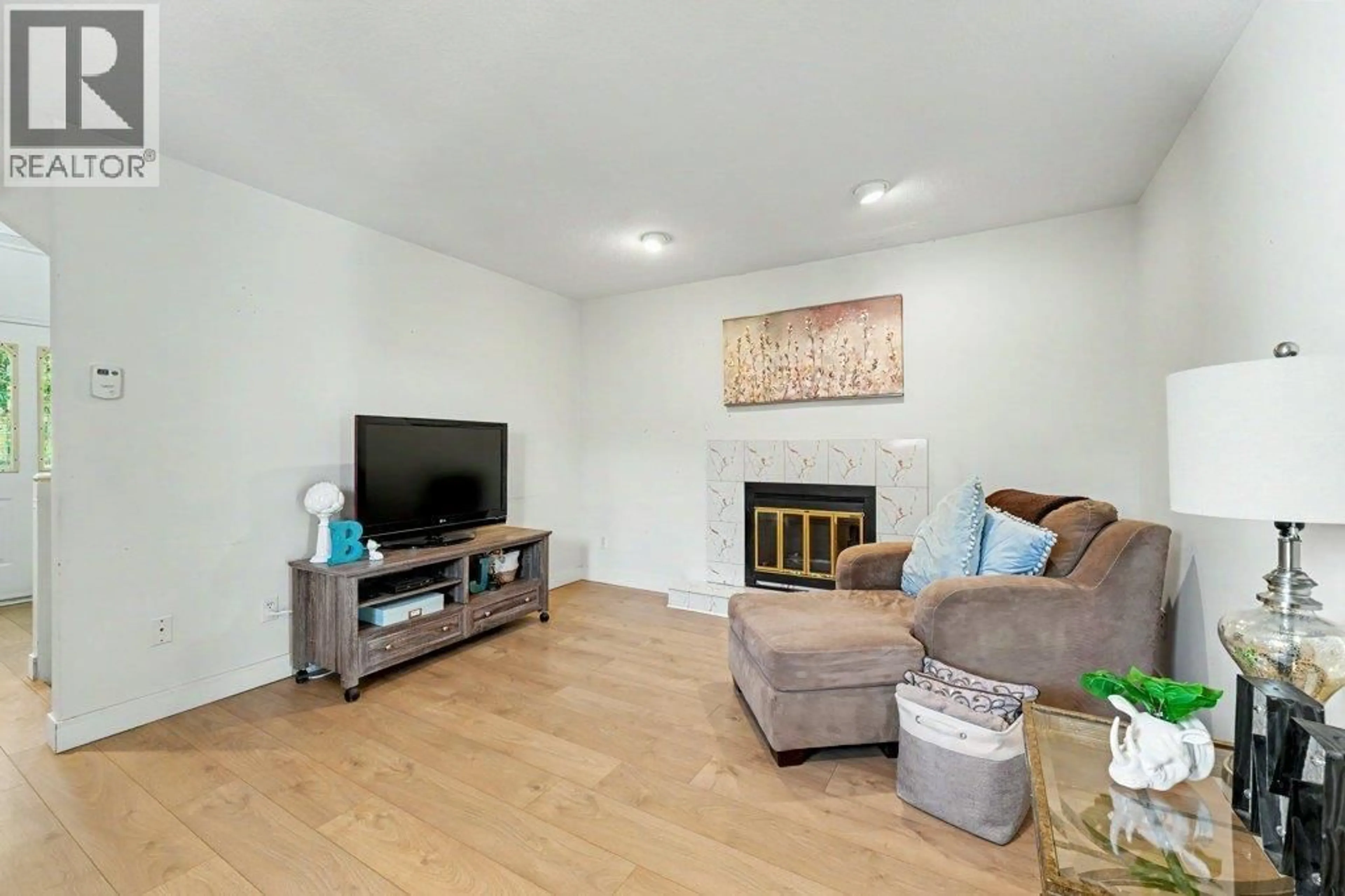 Living room with furniture, wood/laminate floor for 3630 CAMBRIDGE STREET, Vancouver British Columbia V5K1M6