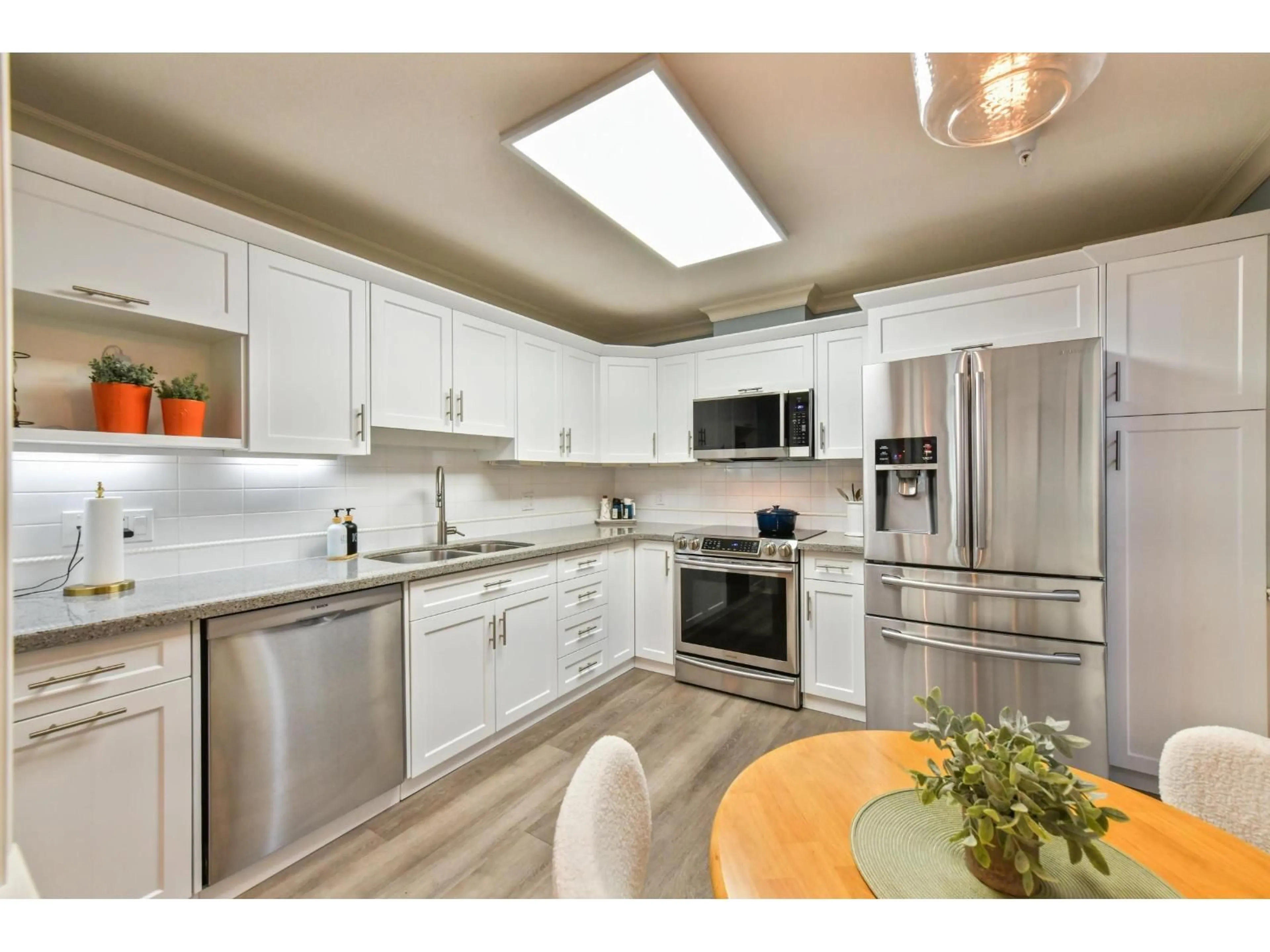 Open concept kitchen, ceramic/tile floor for 214 - 15350 19A AVENUE, Surrey British Columbia V4A9W1
