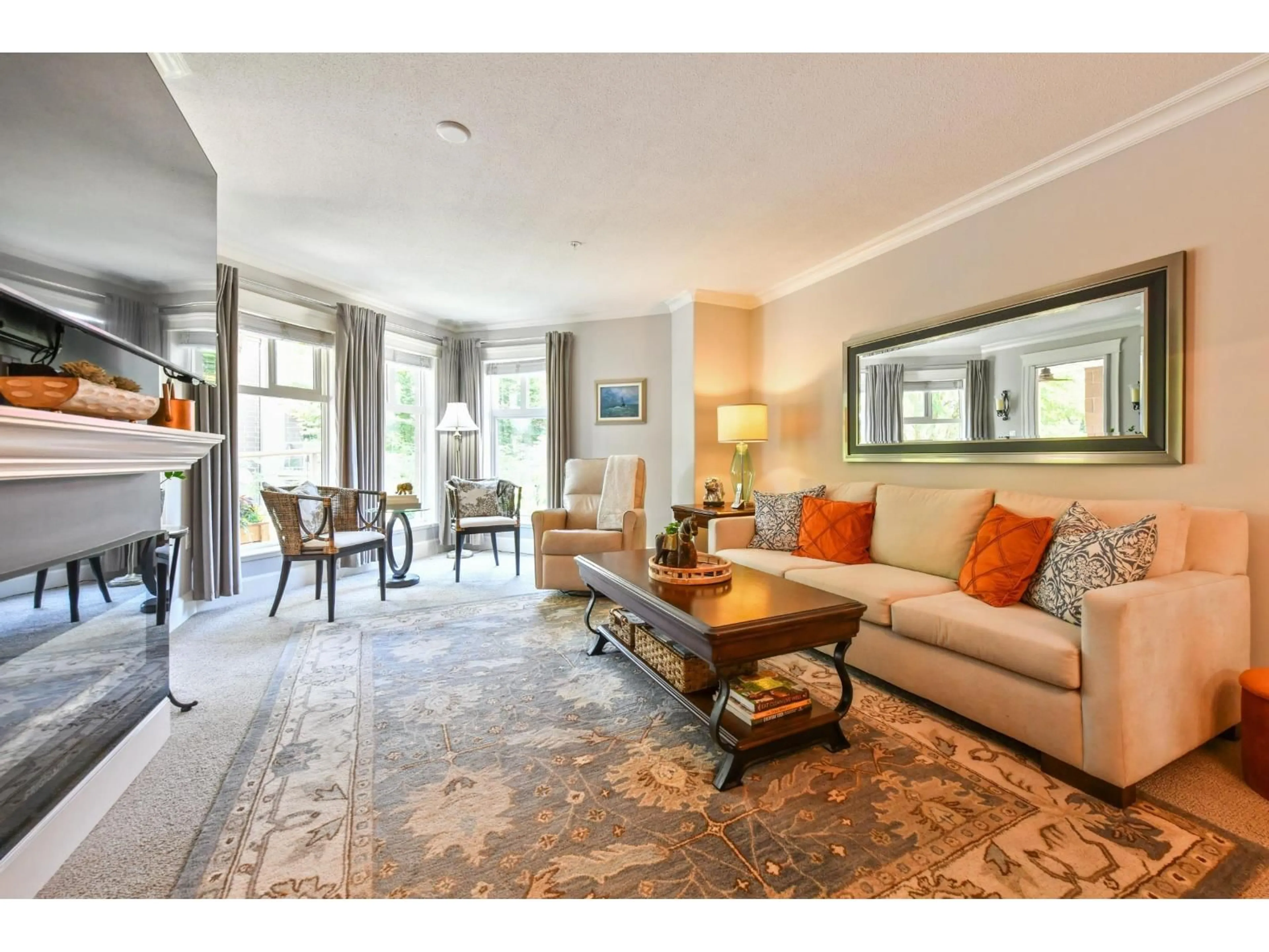 Living room with furniture, unknown for 214 - 15350 19A AVENUE, Surrey British Columbia V4A9W1