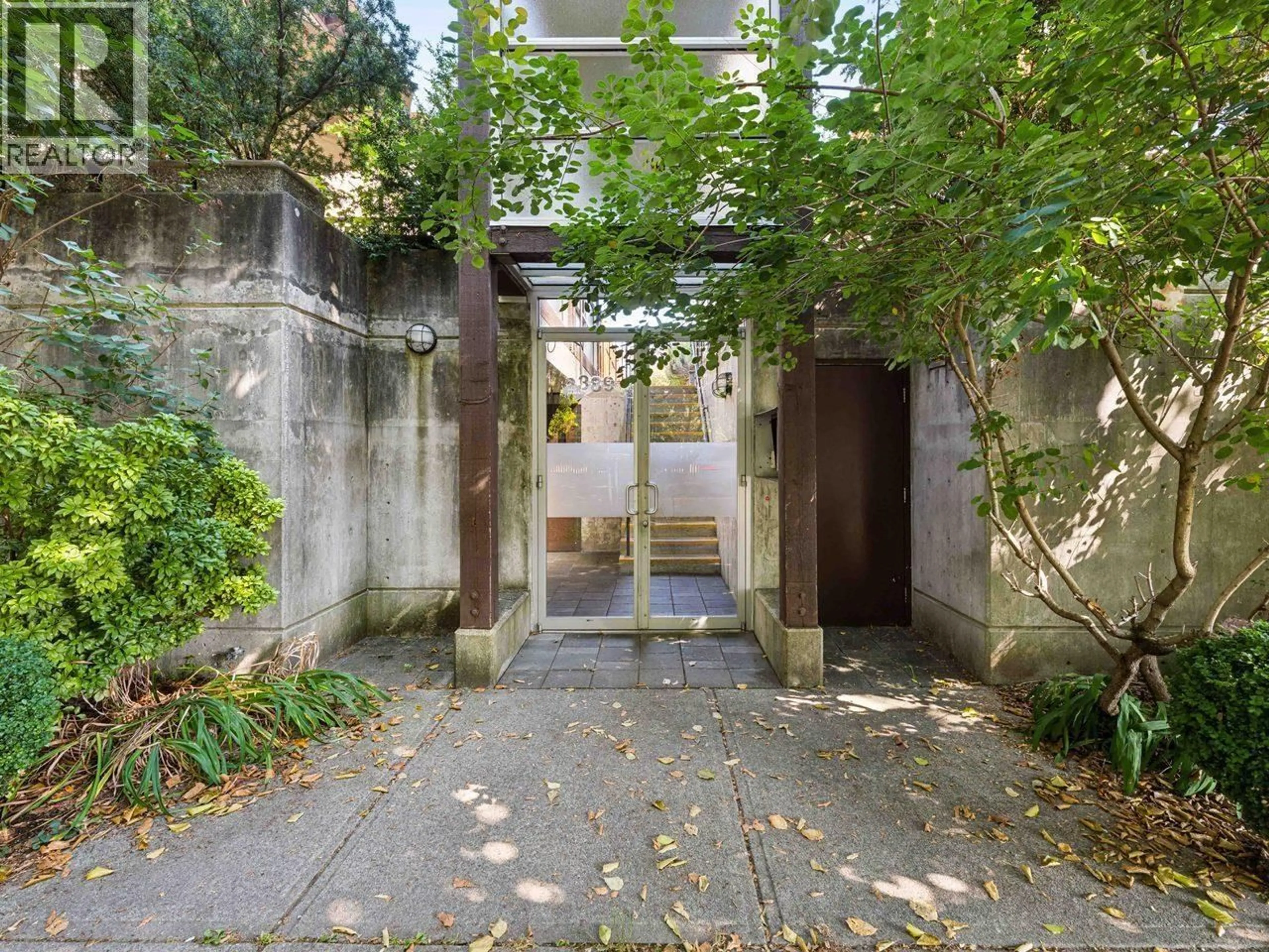 Indoor foyer for 13 - 2389 CHARLES STREET, Vancouver British Columbia V5L5G4