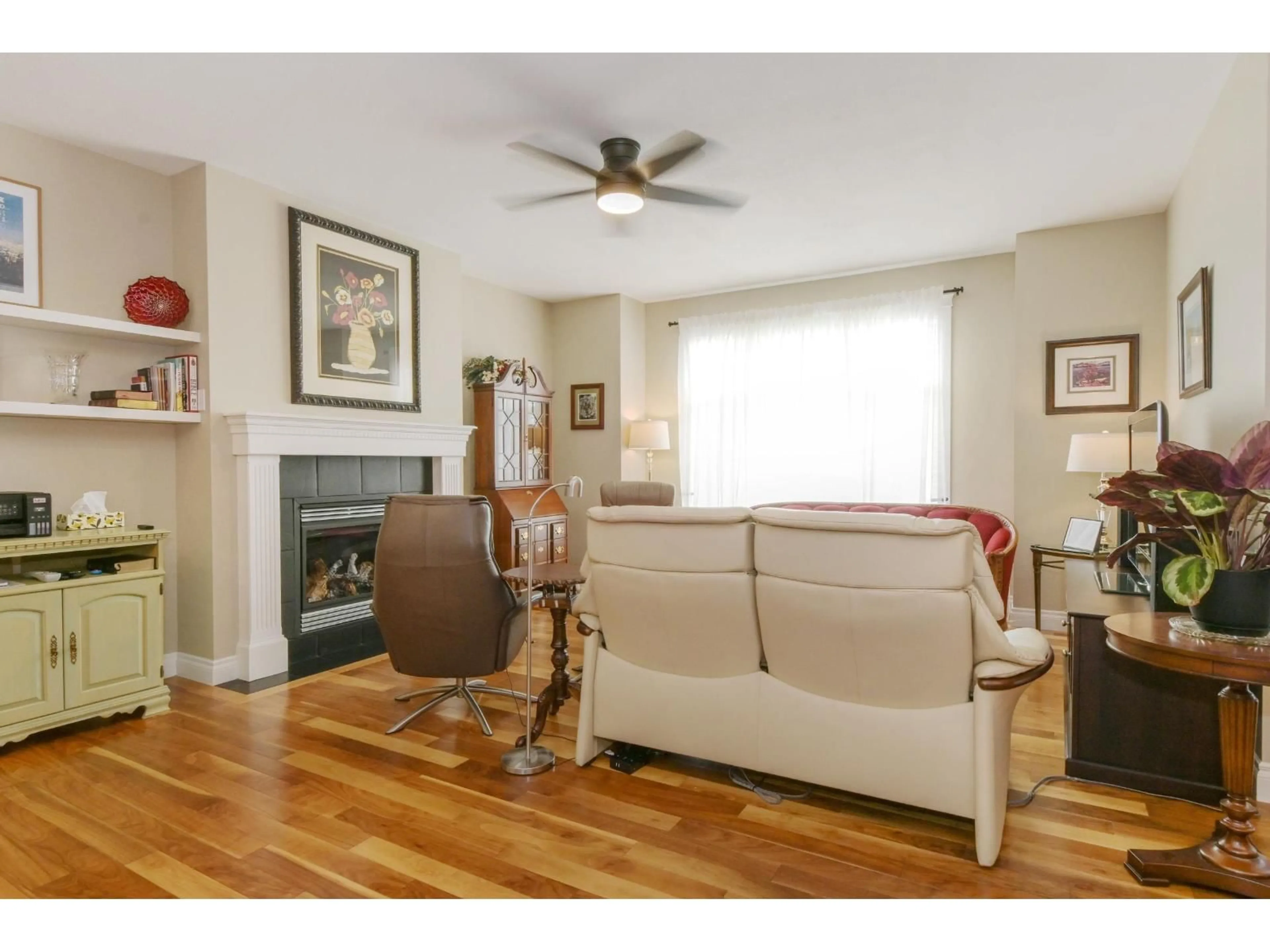 Living room with furniture, wood/laminate floor for 132 - 8590 SUNRISE DRIVE, Chilliwack British Columbia V2R3Z4