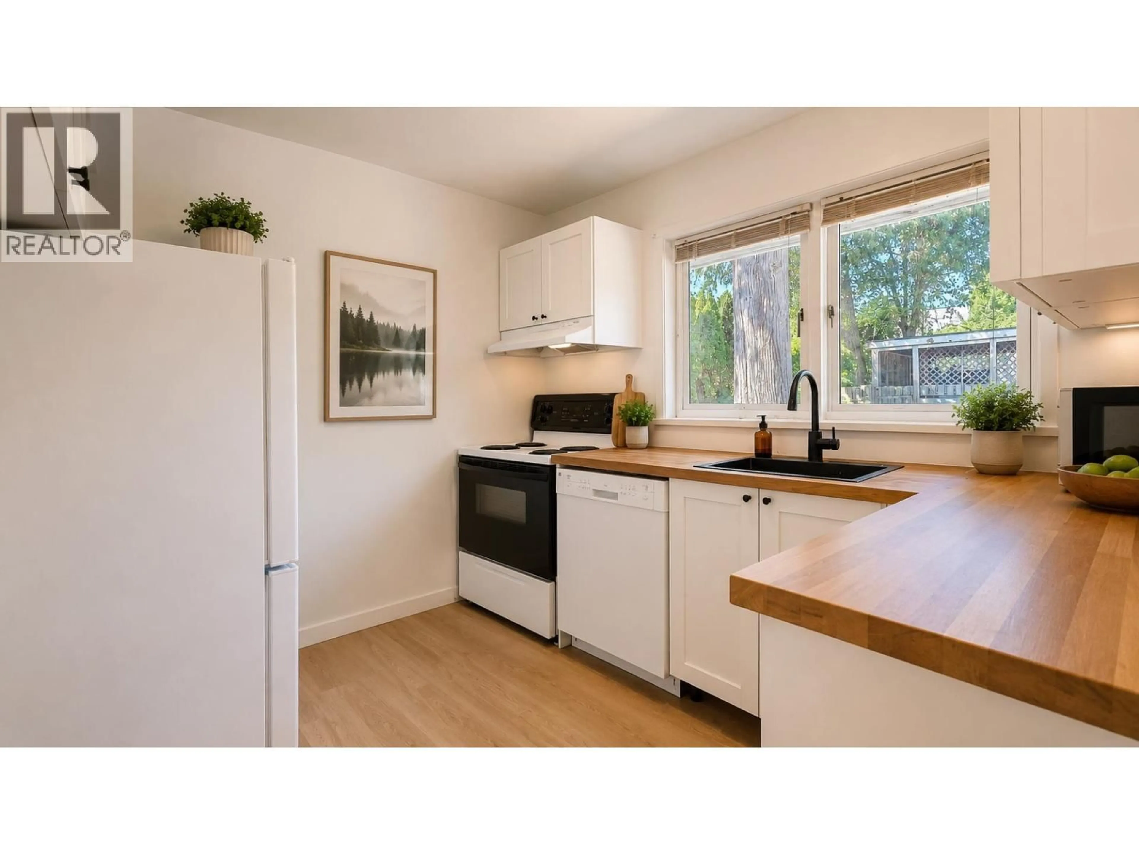 Standard kitchen, wood/laminate floor for 234 23RD STREET, North Vancouver British Columbia V7M2B3