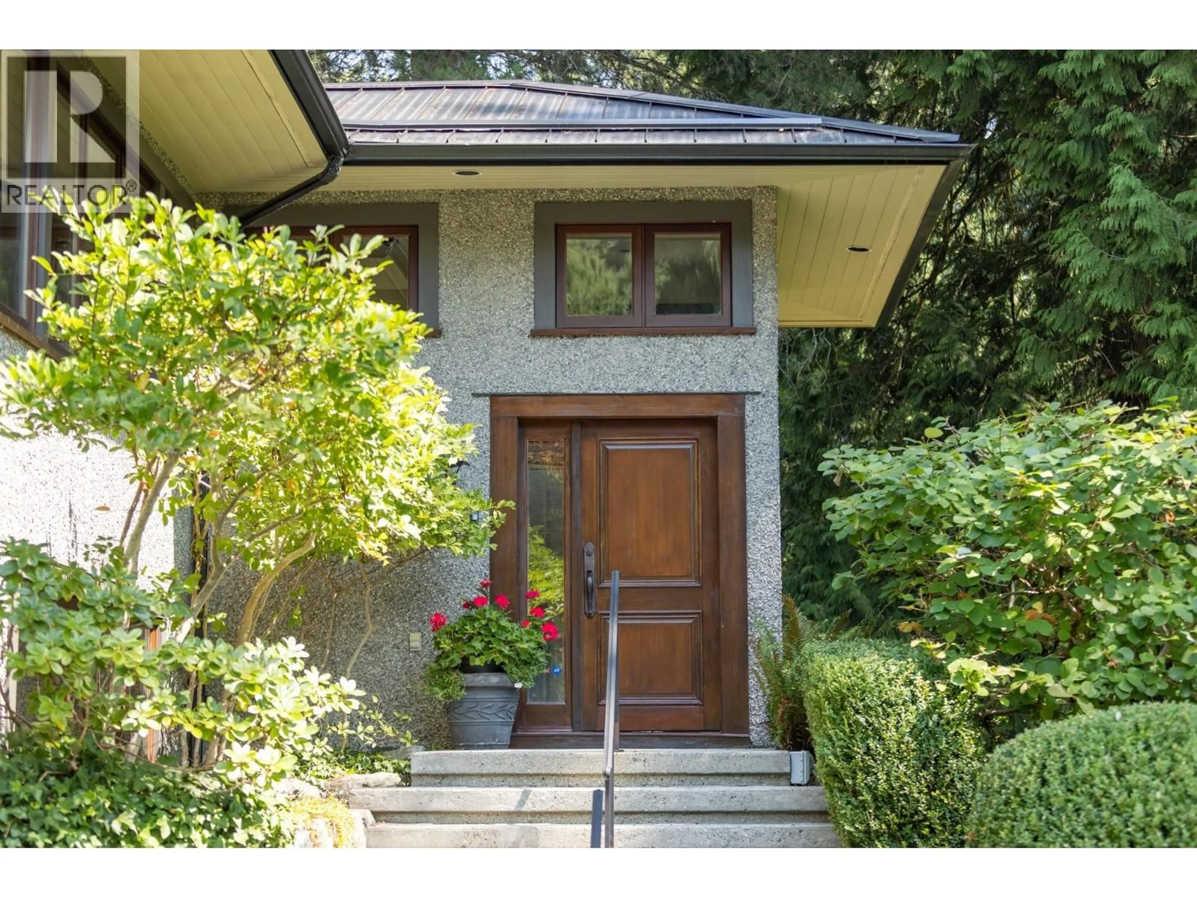 Indoor entryway for 431 SOUTHBOROUGH DRIVE, West Vancouver British Columbia V7S1M3