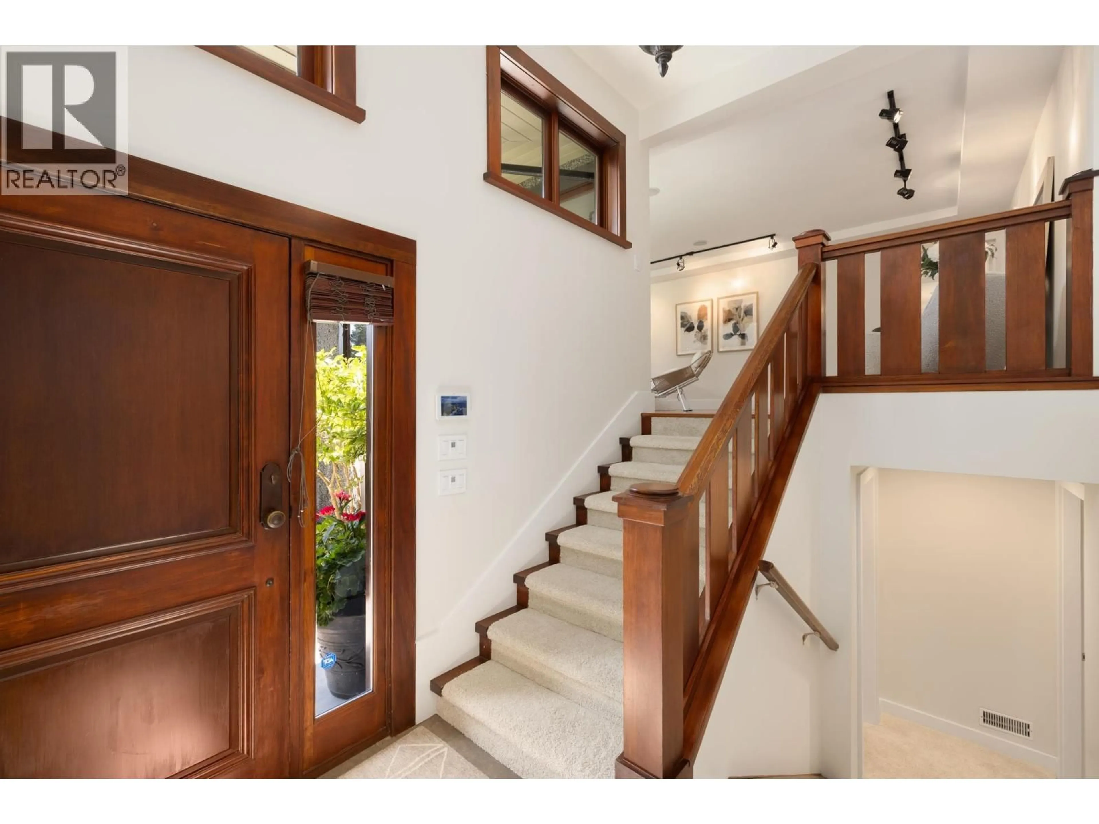 Indoor foyer for 431 SOUTHBOROUGH DRIVE, West Vancouver British Columbia V7S1M3