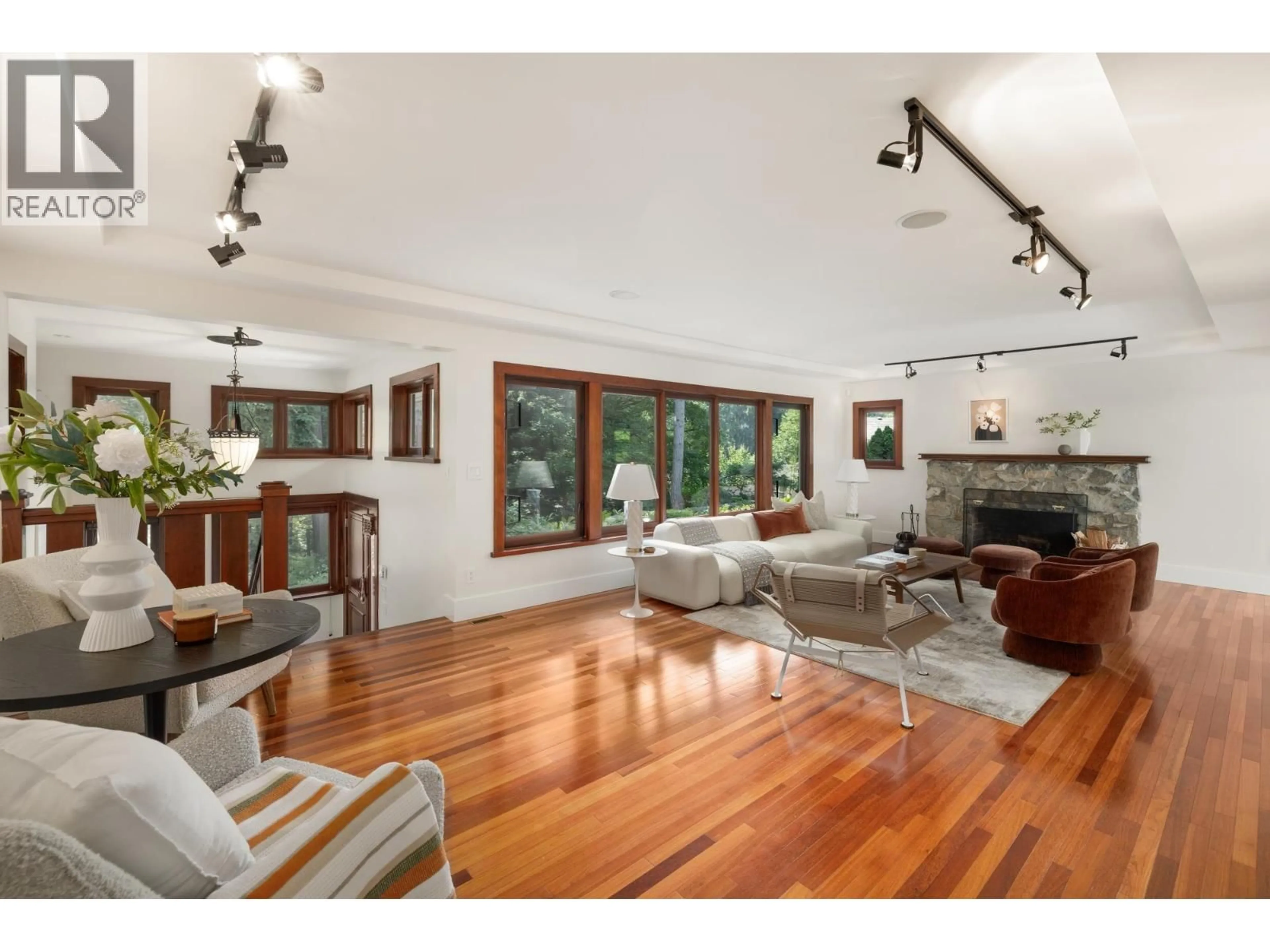 Living room with furniture, wood/laminate floor for 431 SOUTHBOROUGH DRIVE, West Vancouver British Columbia V7S1M3