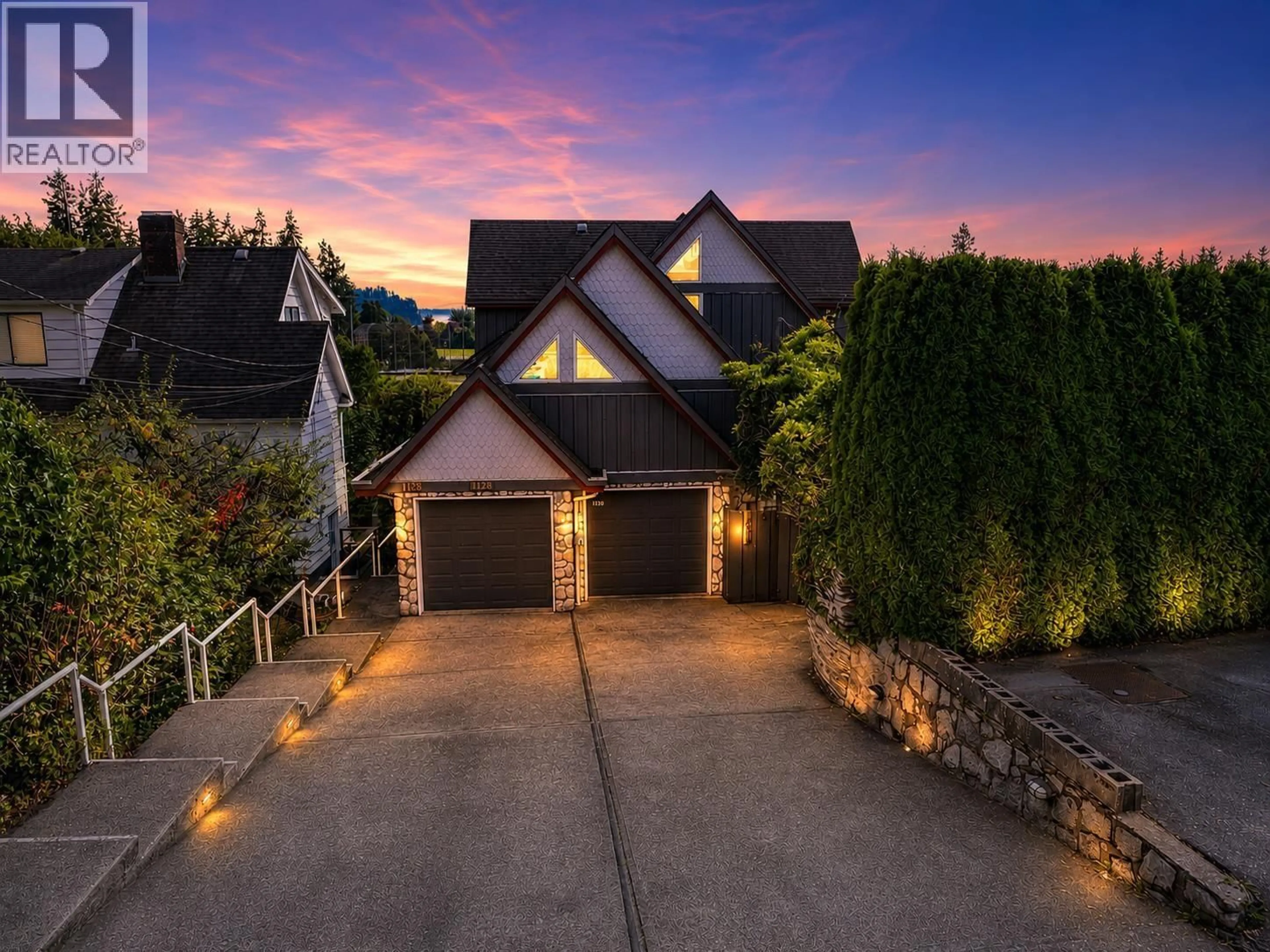 A pic from outside/outdoor area/front of a property/back of a property/a pic from drone, unknown for 1128 ESPLANADE AVENUE, West Vancouver British Columbia V7T1G3