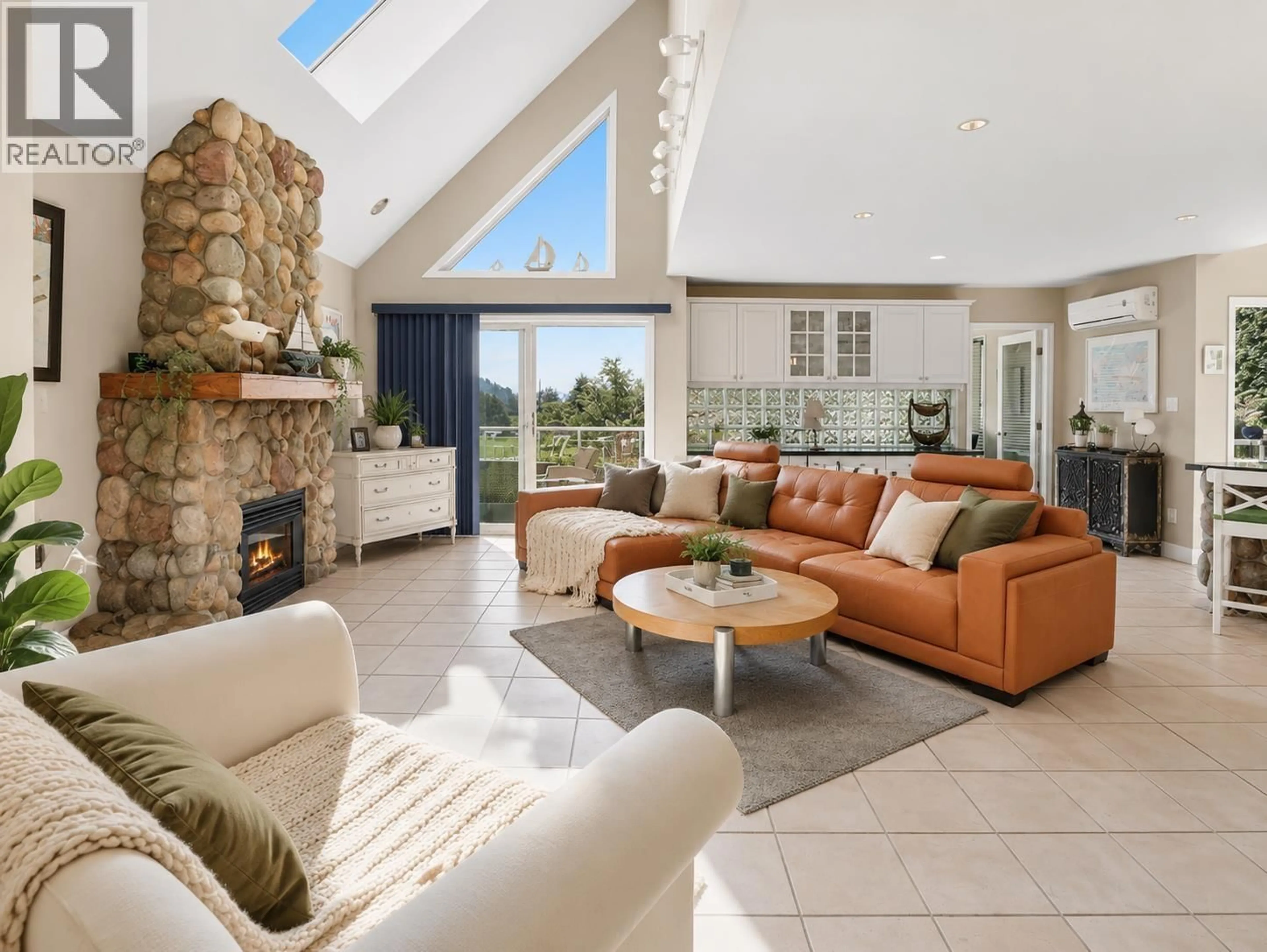 Living room with furniture, ceramic/tile floor for 1128 ESPLANADE AVENUE, West Vancouver British Columbia V7T1G3