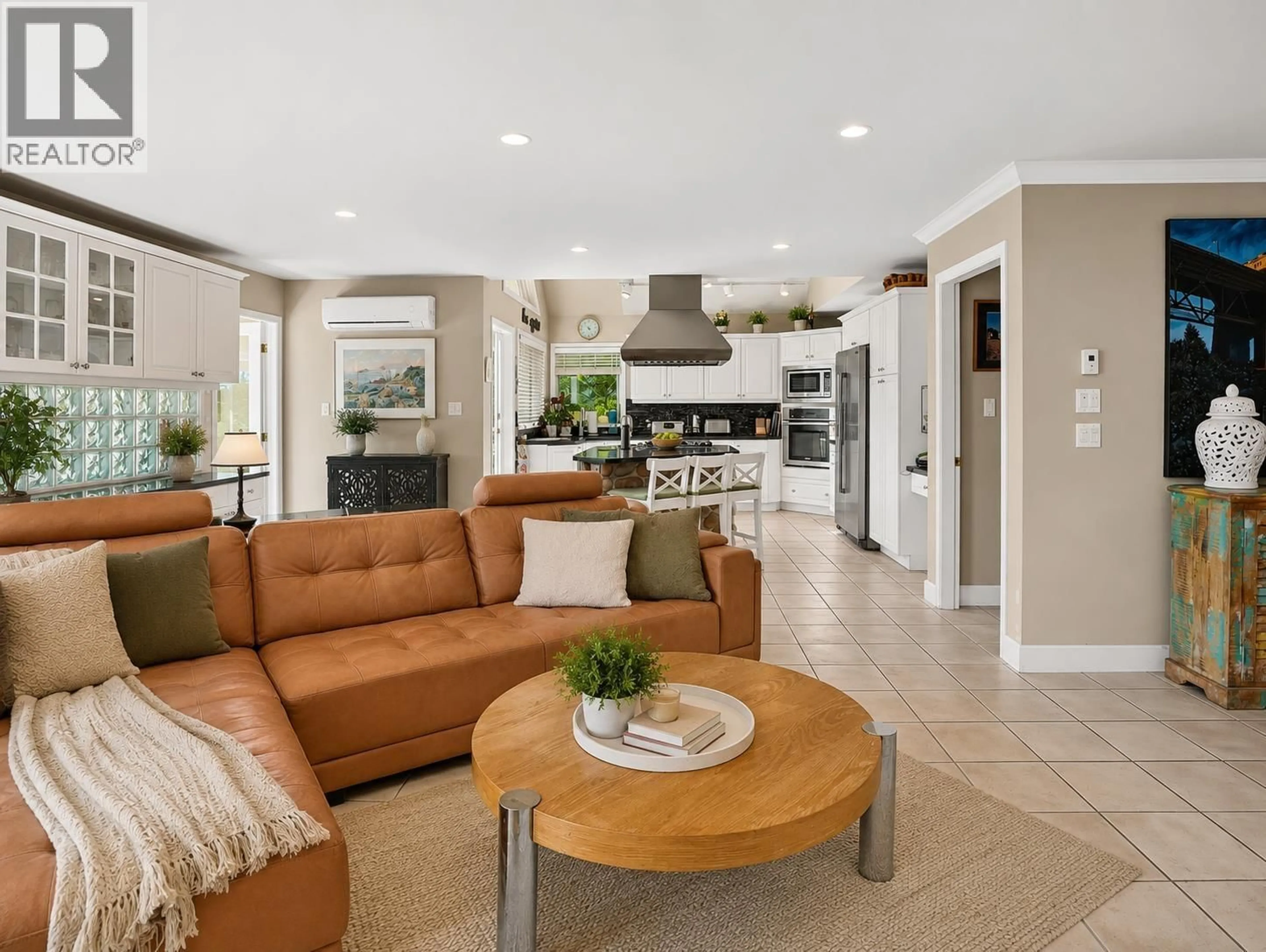 Living room with furniture, ceramic/tile floor for 1128 ESPLANADE AVENUE, West Vancouver British Columbia V7T1G3