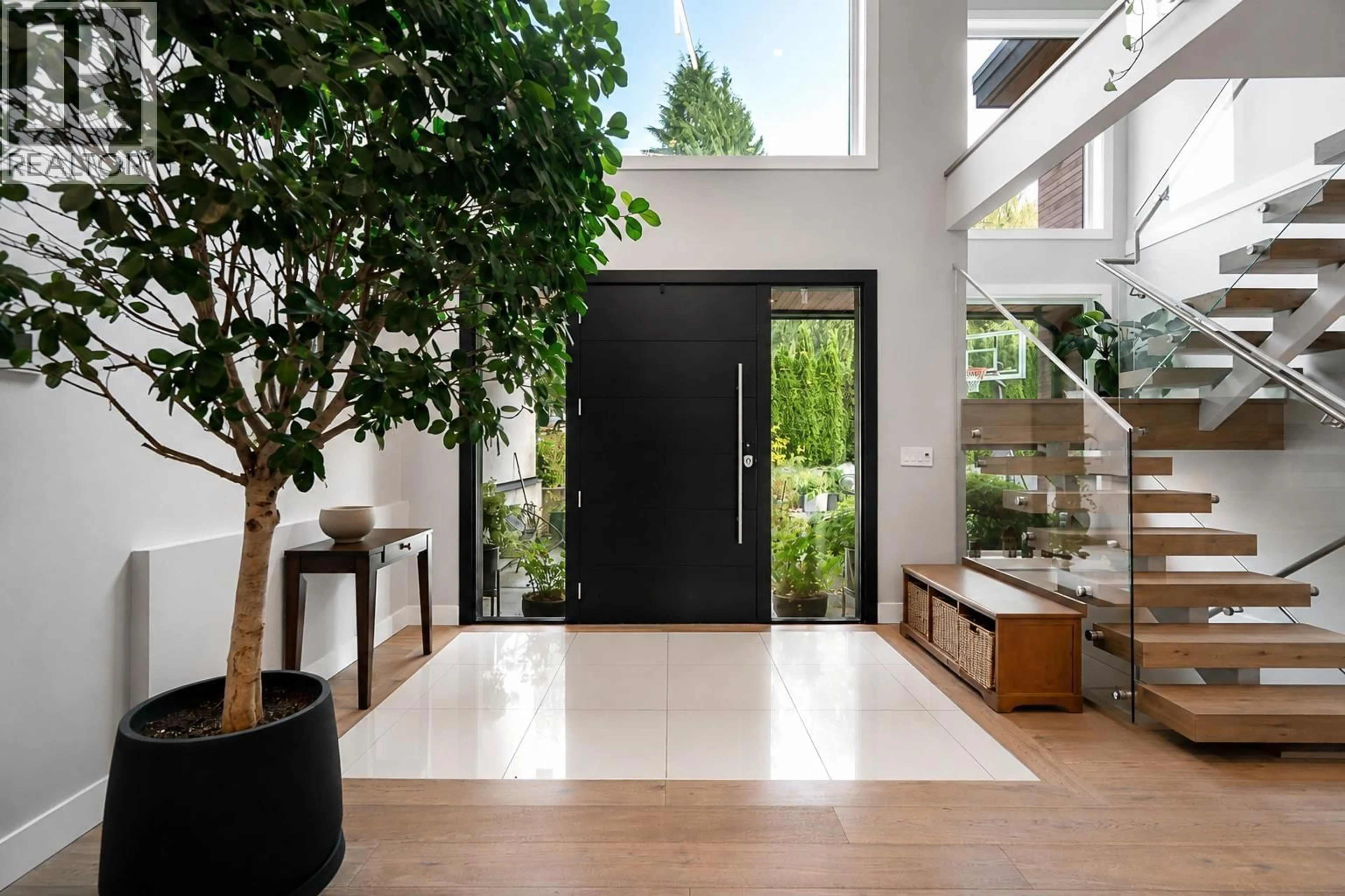 Indoor entryway for 955 FOREST HILLS DRIVE, North Vancouver British Columbia V7R1N4