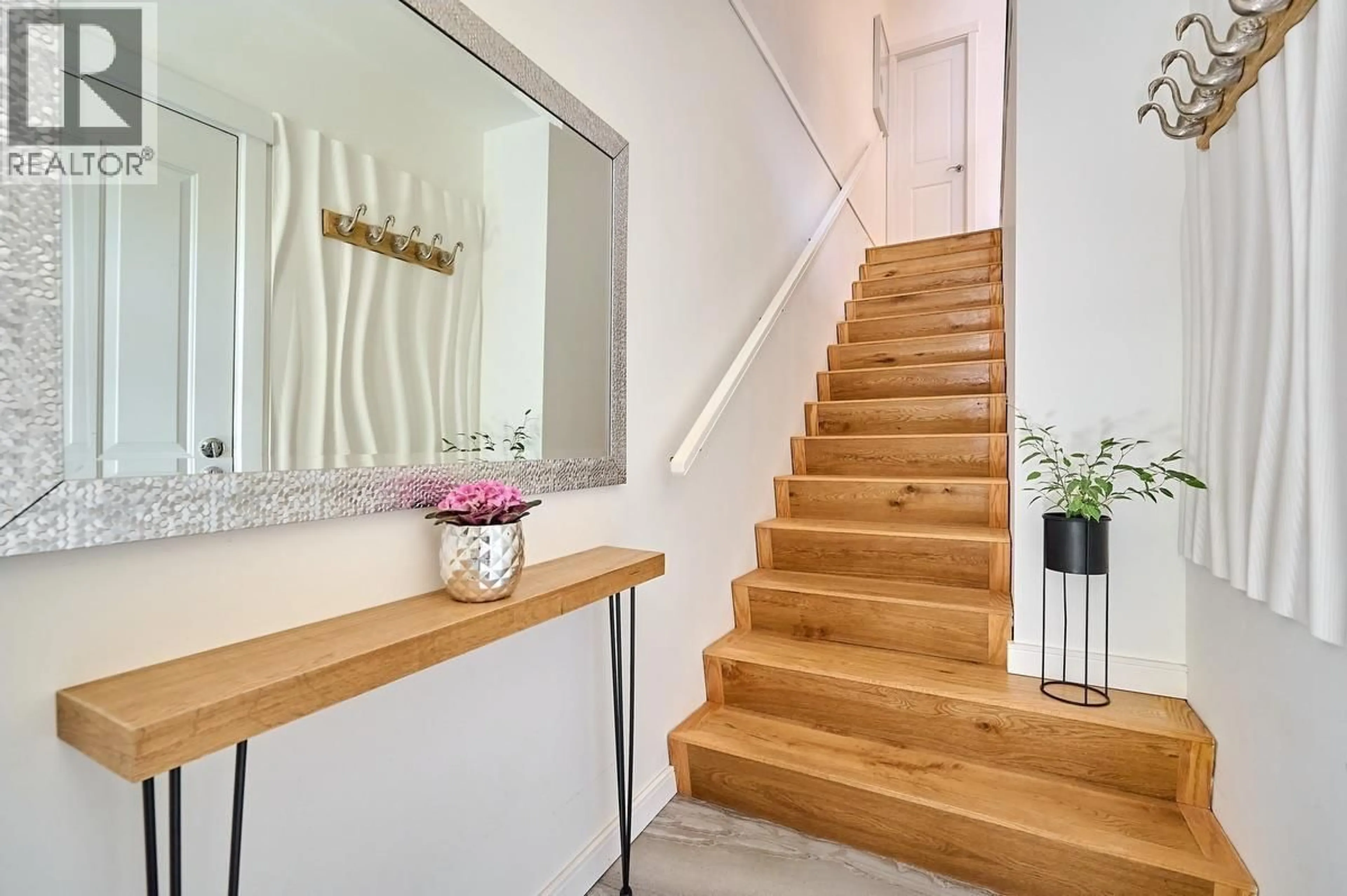Indoor entryway for 121 - 3105 DAYANEE SPRINGS BOULEVARD, Coquitlam British Columbia V3E0C2