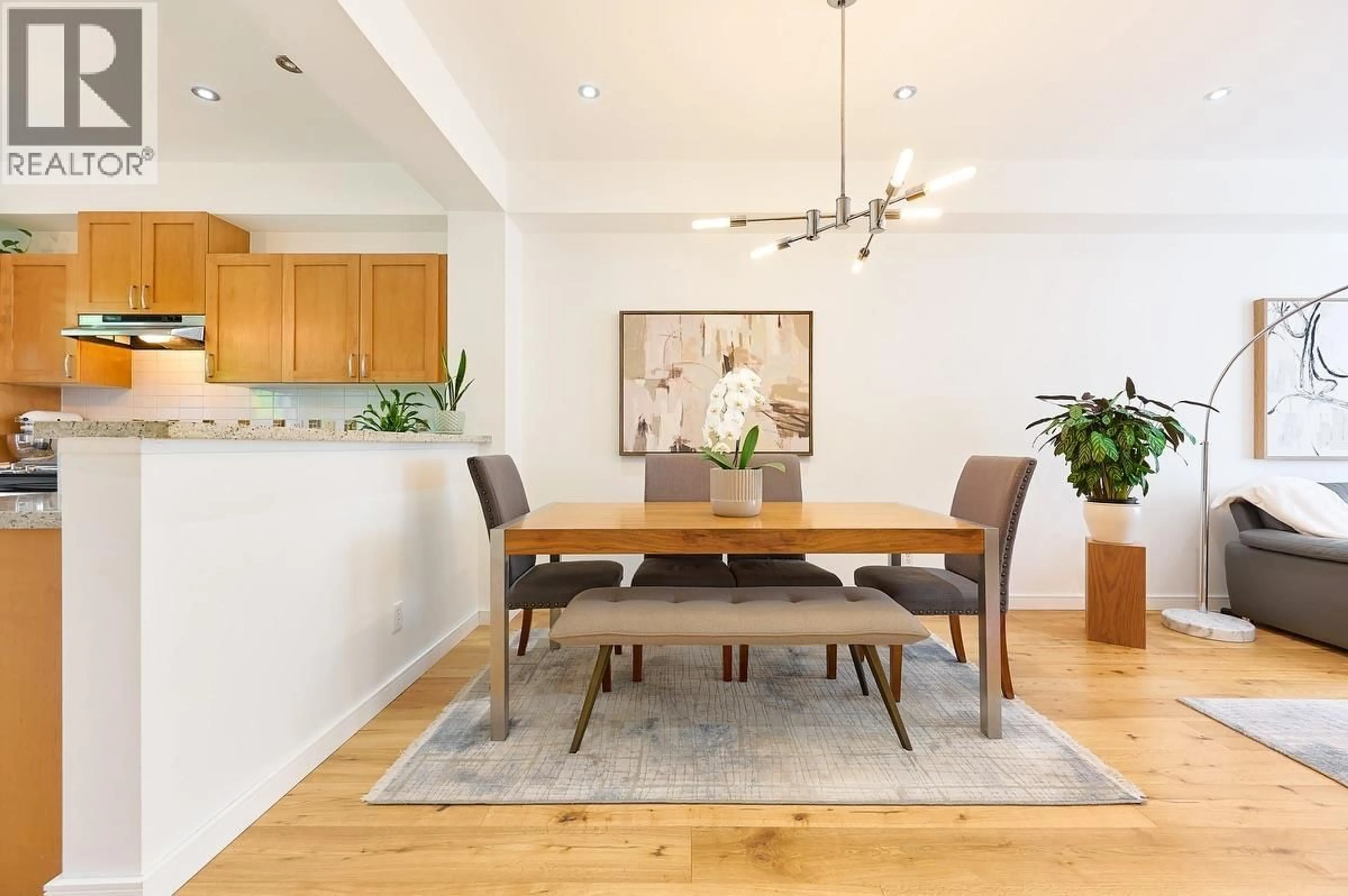 Dining room, wood/laminate floor for 121 - 3105 DAYANEE SPRINGS BOULEVARD, Coquitlam British Columbia V3E0C2