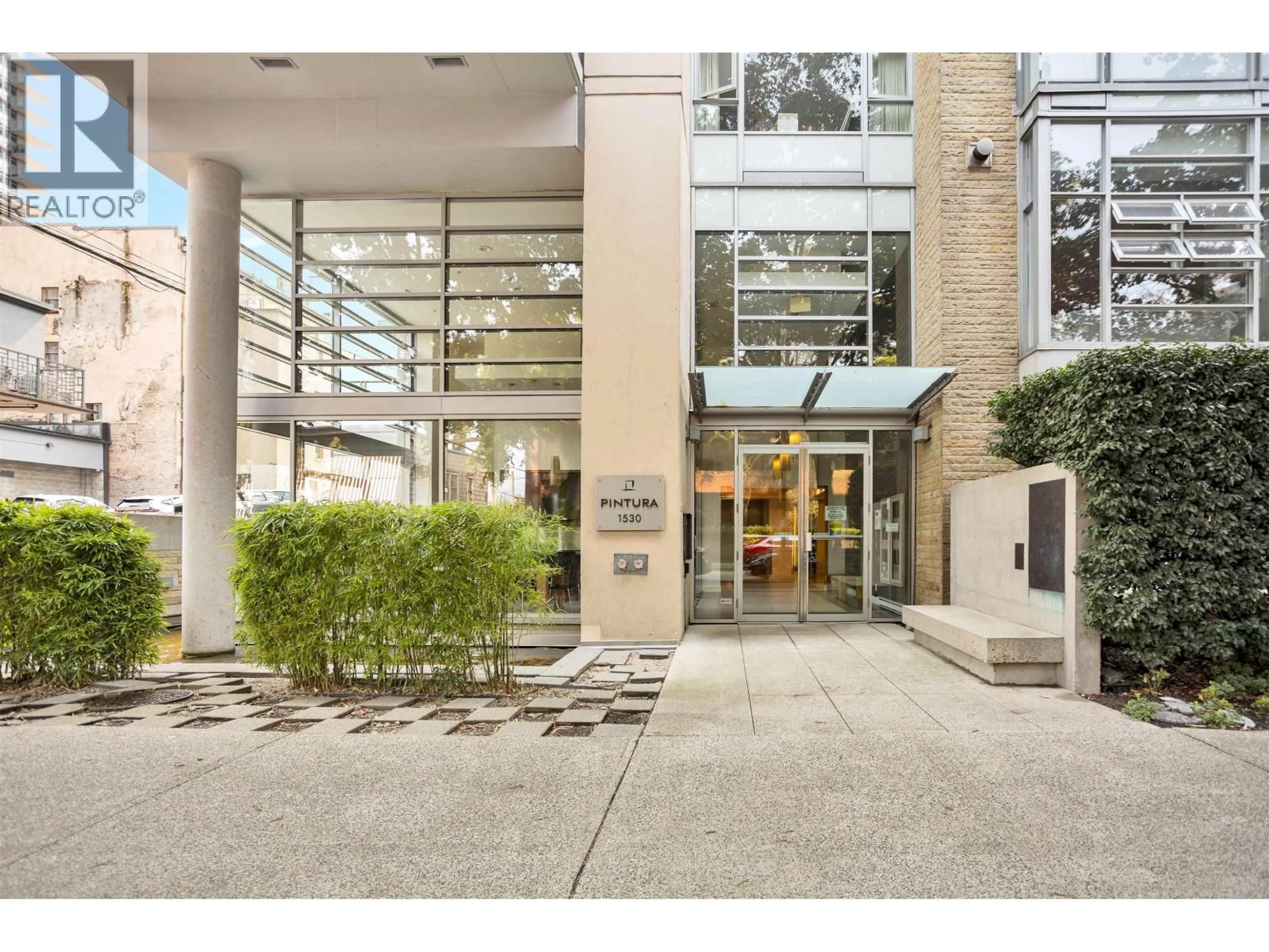 Indoor foyer for 202 - 1530 8TH AVENUE, Vancouver British Columbia V6J5M6