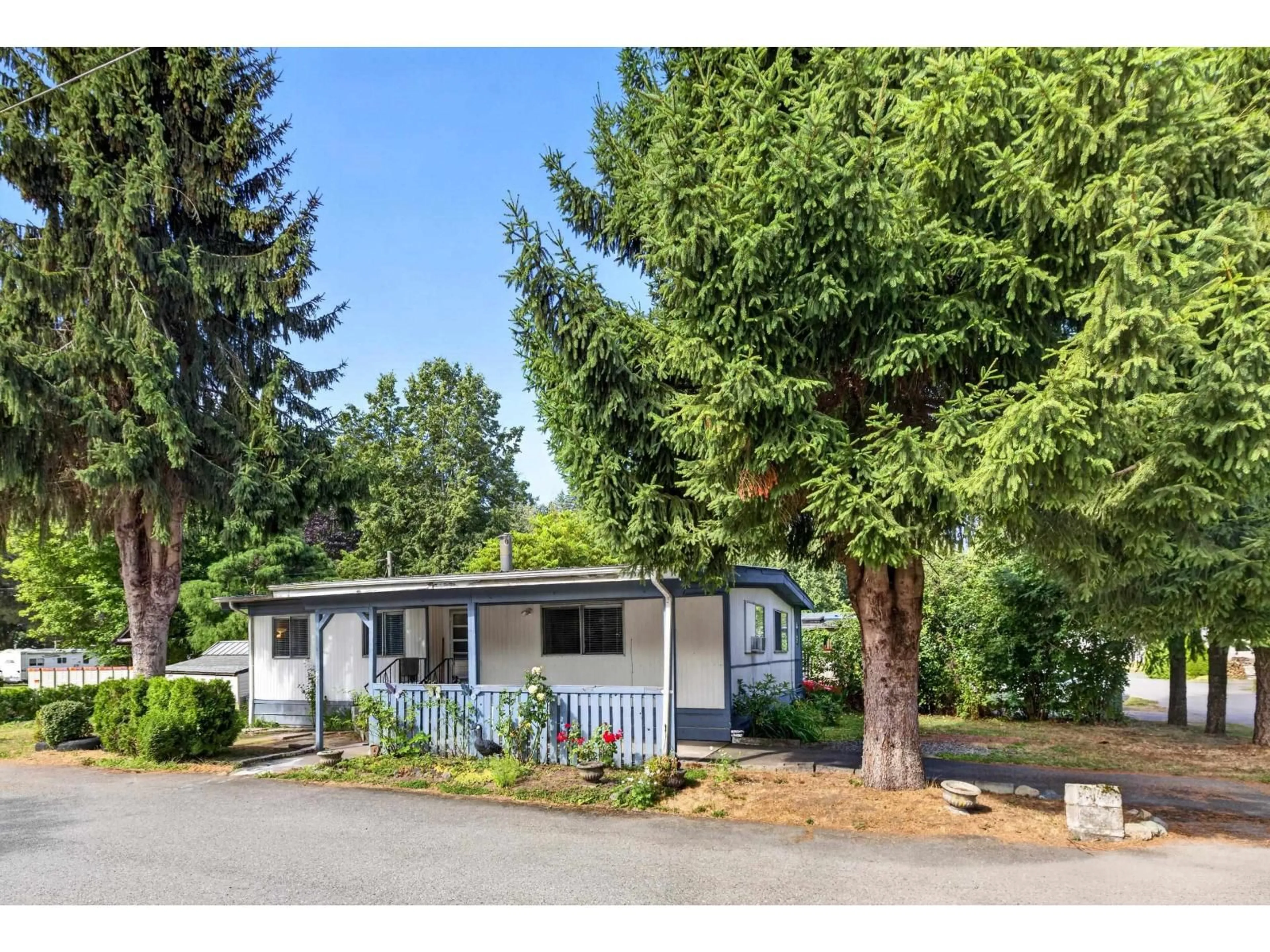Home with vinyl exterior material, street for 109 - 3942 COLUMBIA VALLEY ROAD, Cultus Lake British Columbia V2R5B4
