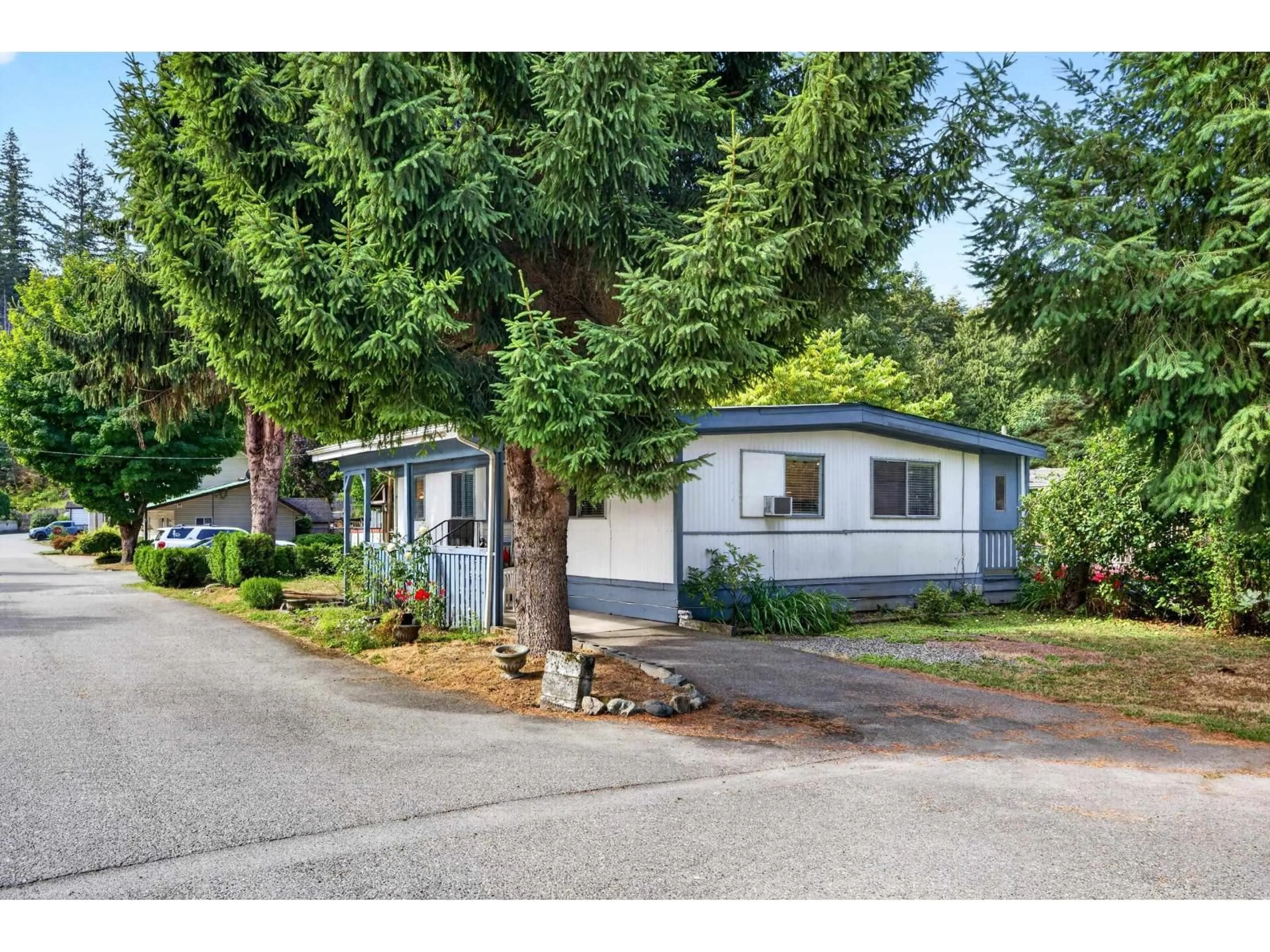 Home with vinyl exterior material, street for 109 - 3942 COLUMBIA VALLEY ROAD, Cultus Lake British Columbia V2R5B4