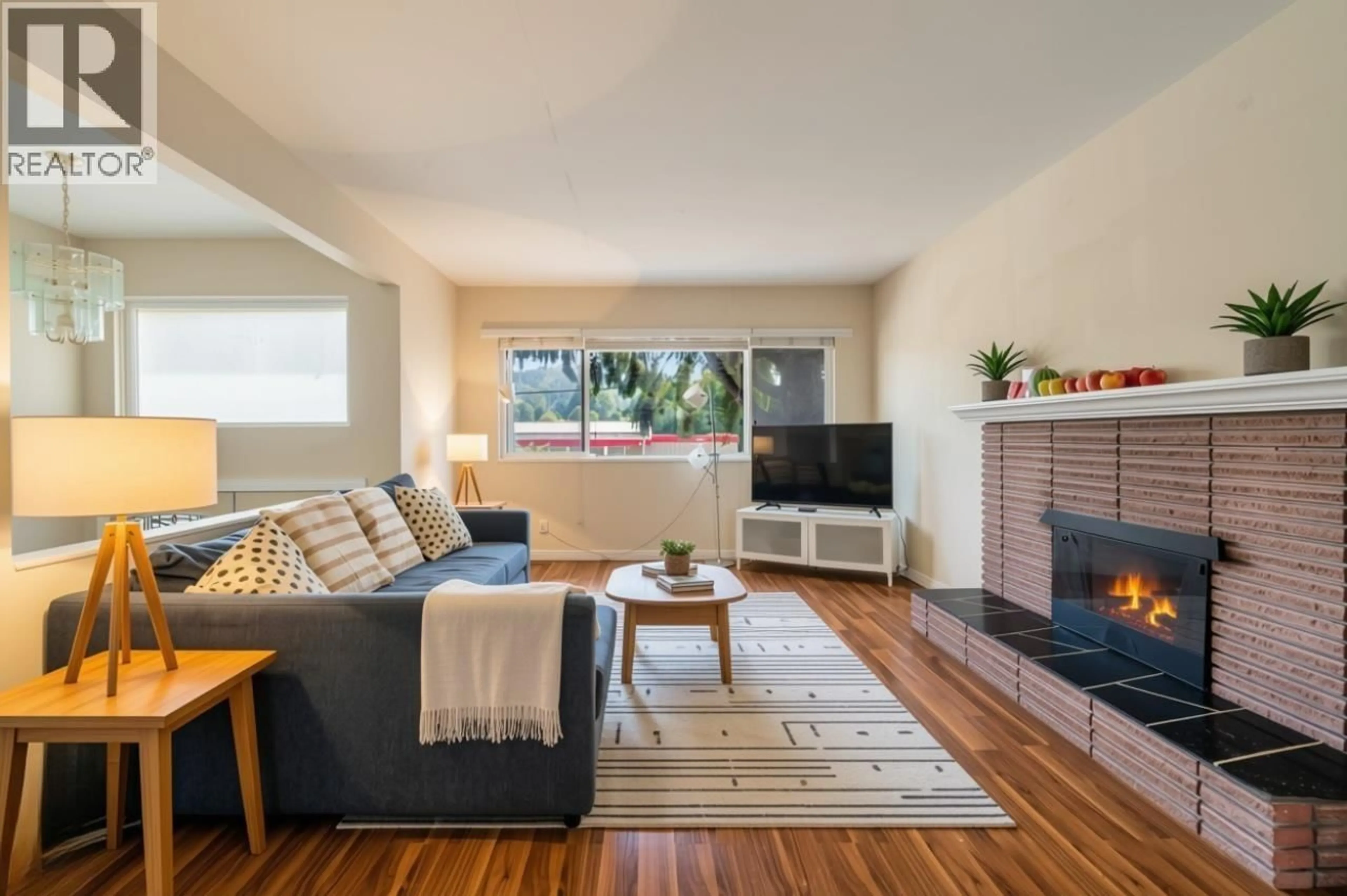 Living room with furniture, wood/laminate floor for 675 DUNCAN AVENUE, Burnaby British Columbia V5B4M1