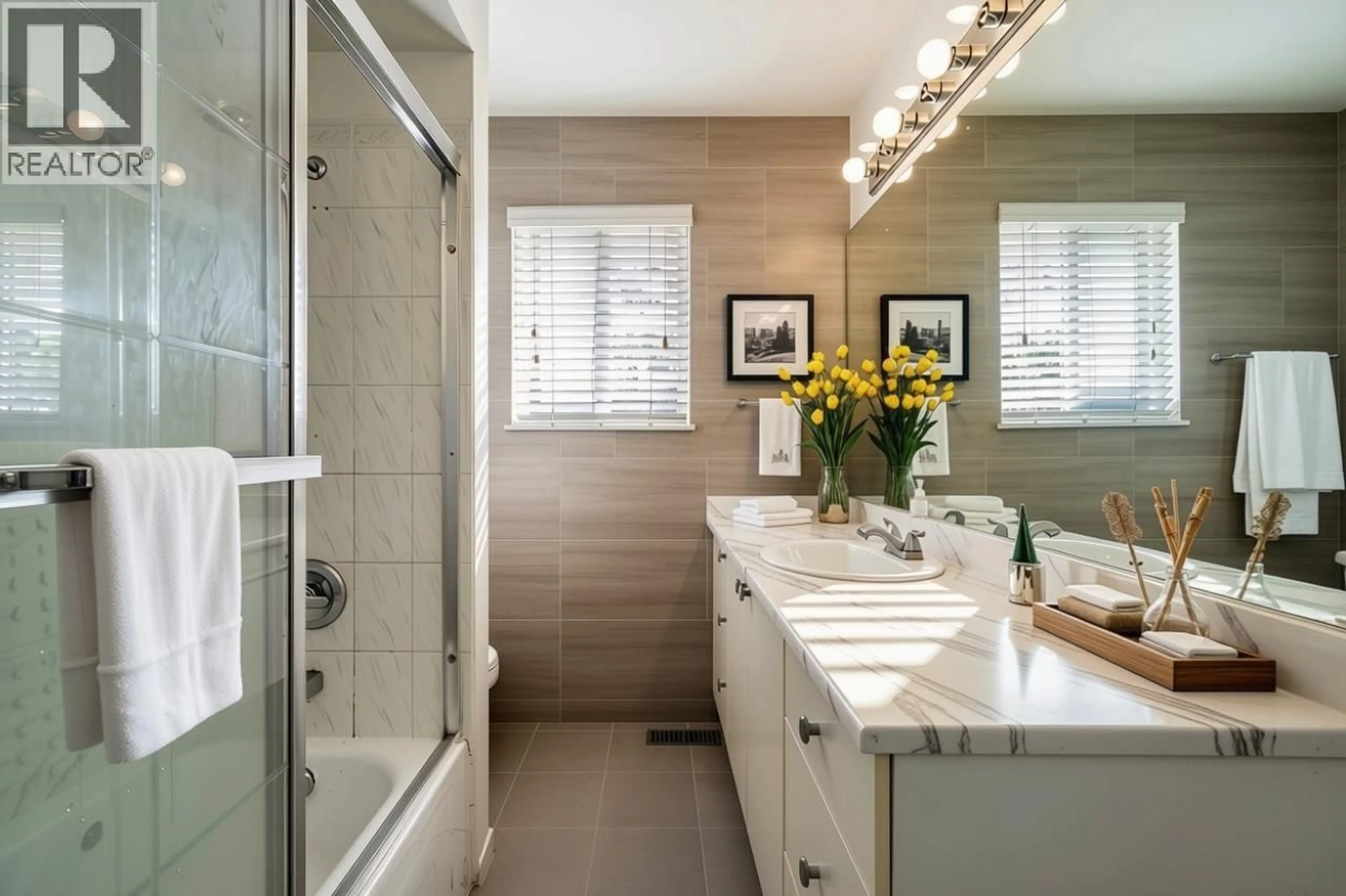 Contemporary bathroom, ceramic/tile floor for 675 DUNCAN AVENUE, Burnaby British Columbia V5B4M1