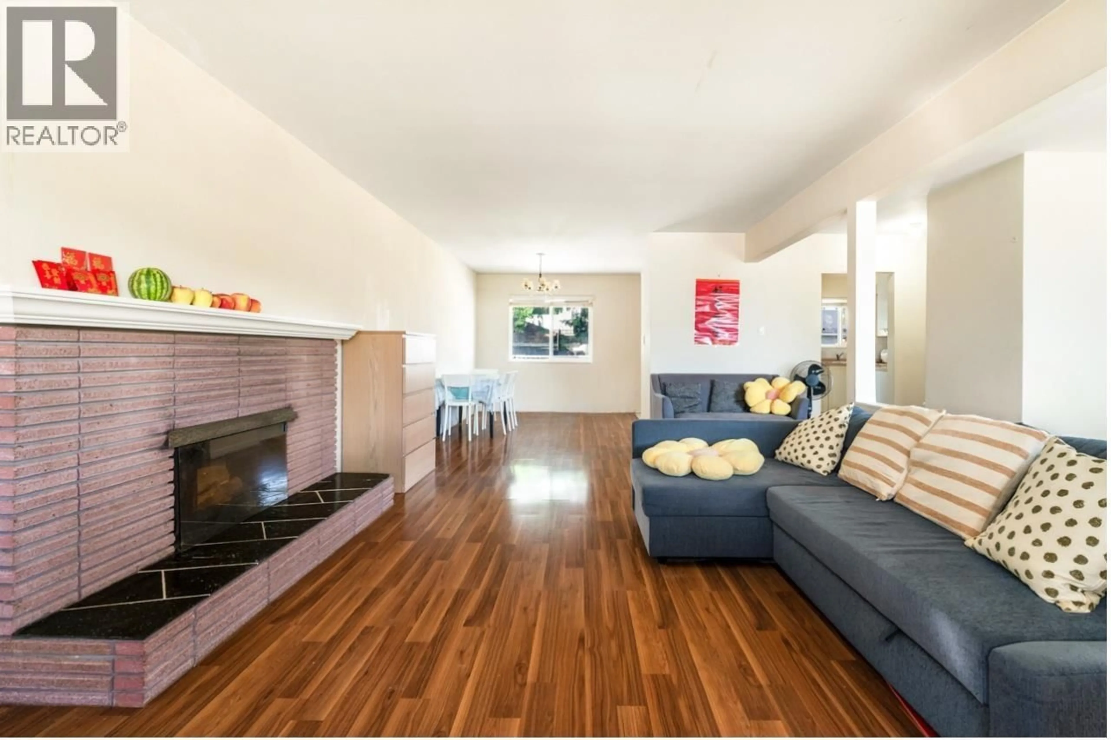Living room with furniture, wood/laminate floor for 675 DUNCAN AVENUE, Burnaby British Columbia V5B4M1