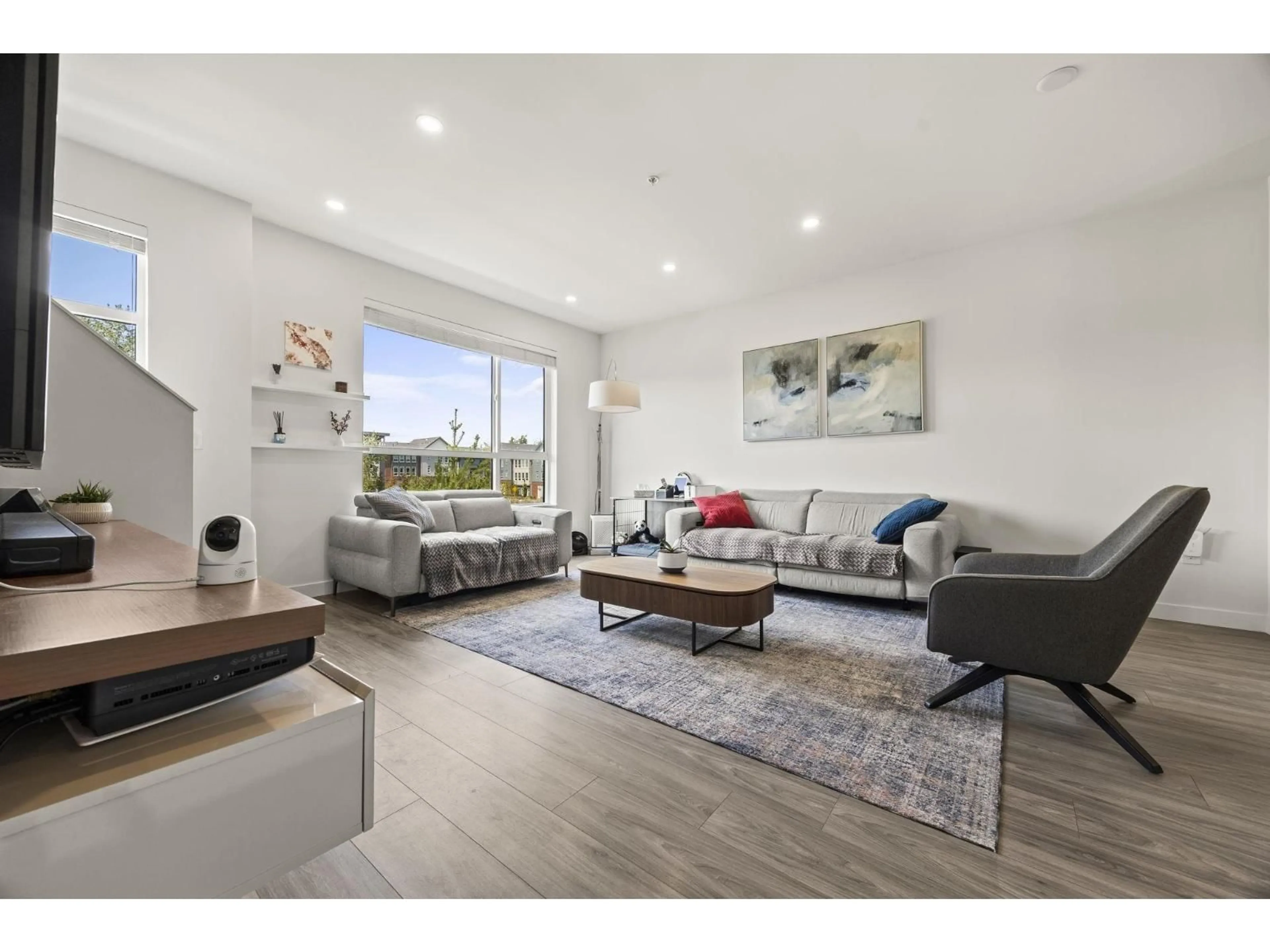 Living room with furniture, wood/laminate floor for 15 - 20150 81 AVENUE, Langley British Columbia V2Y3L8