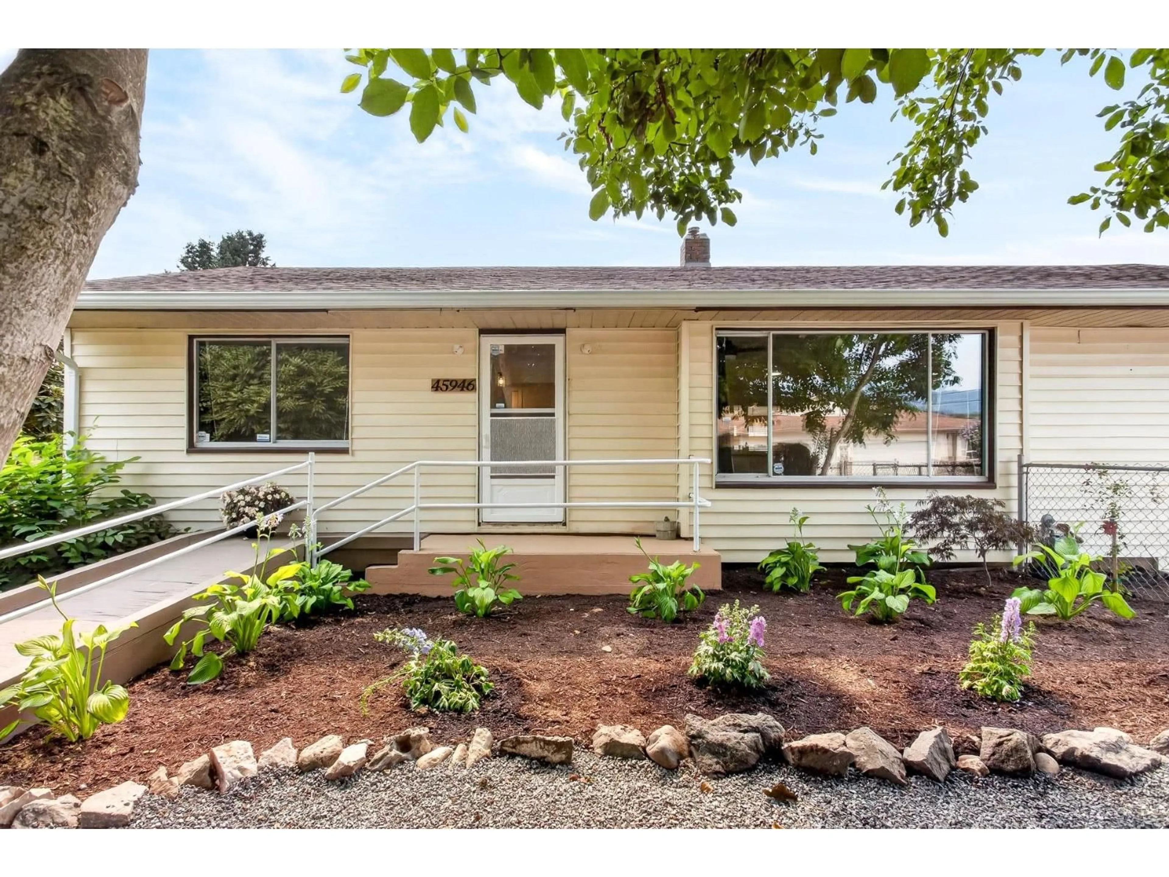 Home with vinyl exterior material, street for 45946 YATES AVENUE, Chilliwack British Columbia V2P3H1