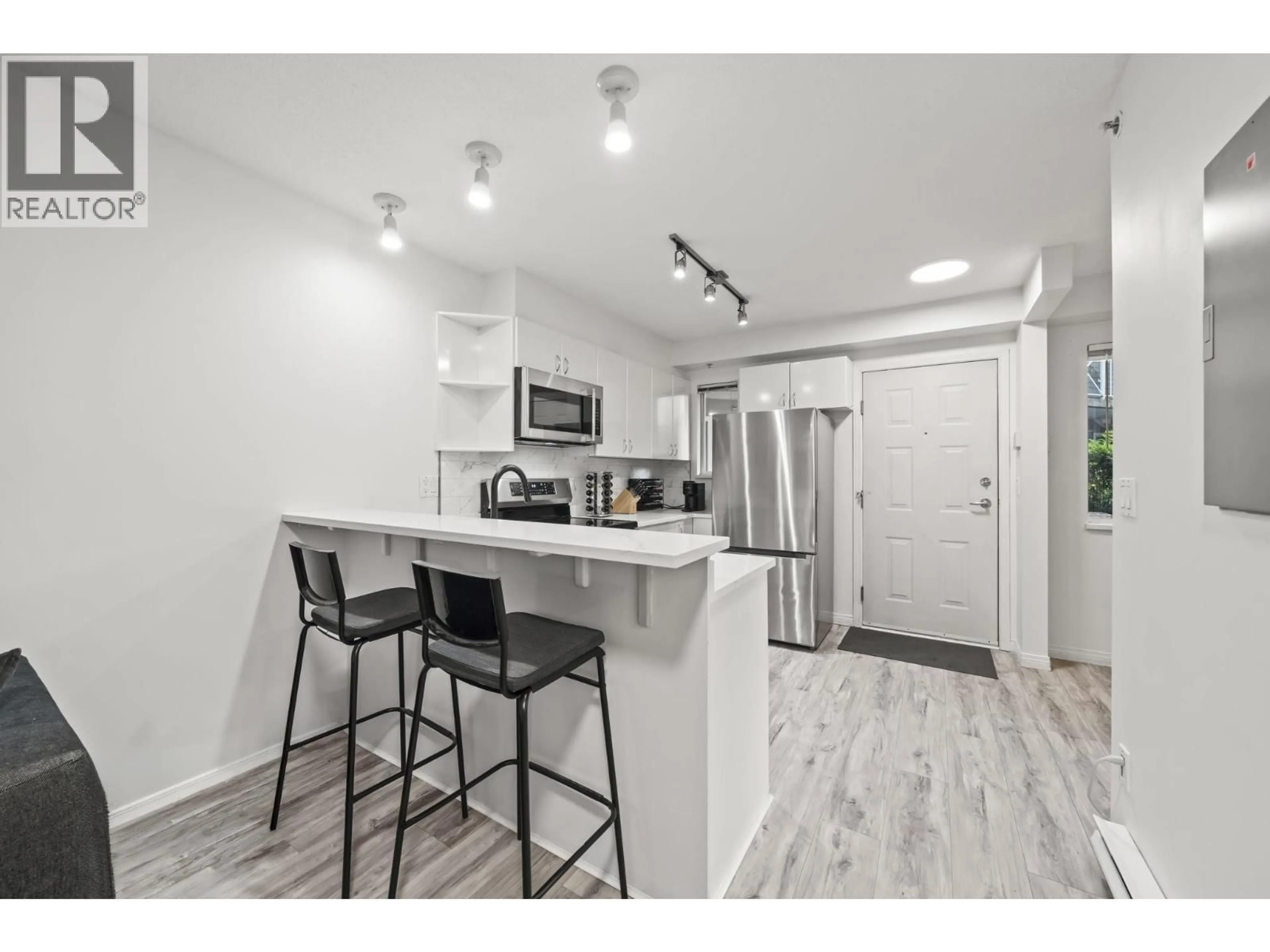 Open concept kitchen, wood/laminate floor for 316 - 528 ROCHESTER AVENUE, Coquitlam British Columbia V3K7A5