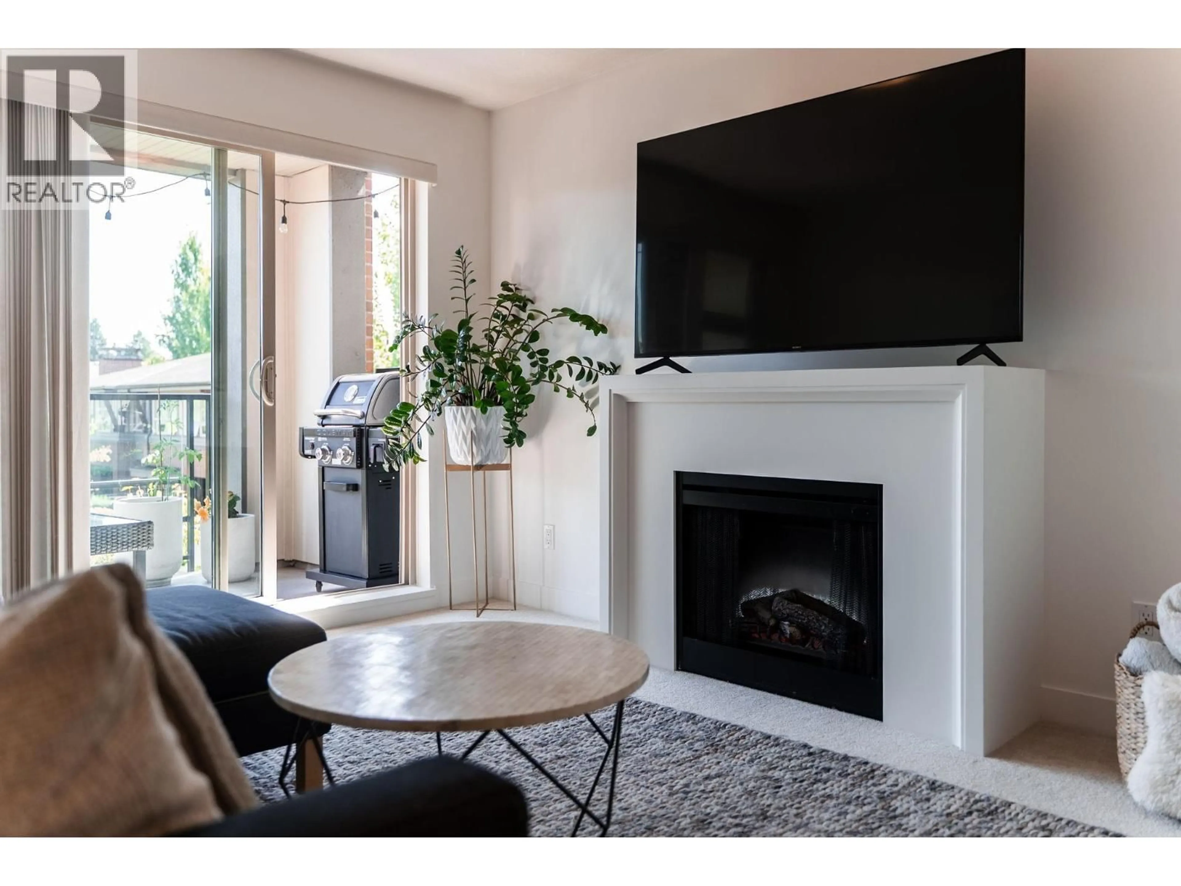 Living room with furniture, unknown for 213 - 738 29TH AVENUE, Vancouver British Columbia V5V0B6