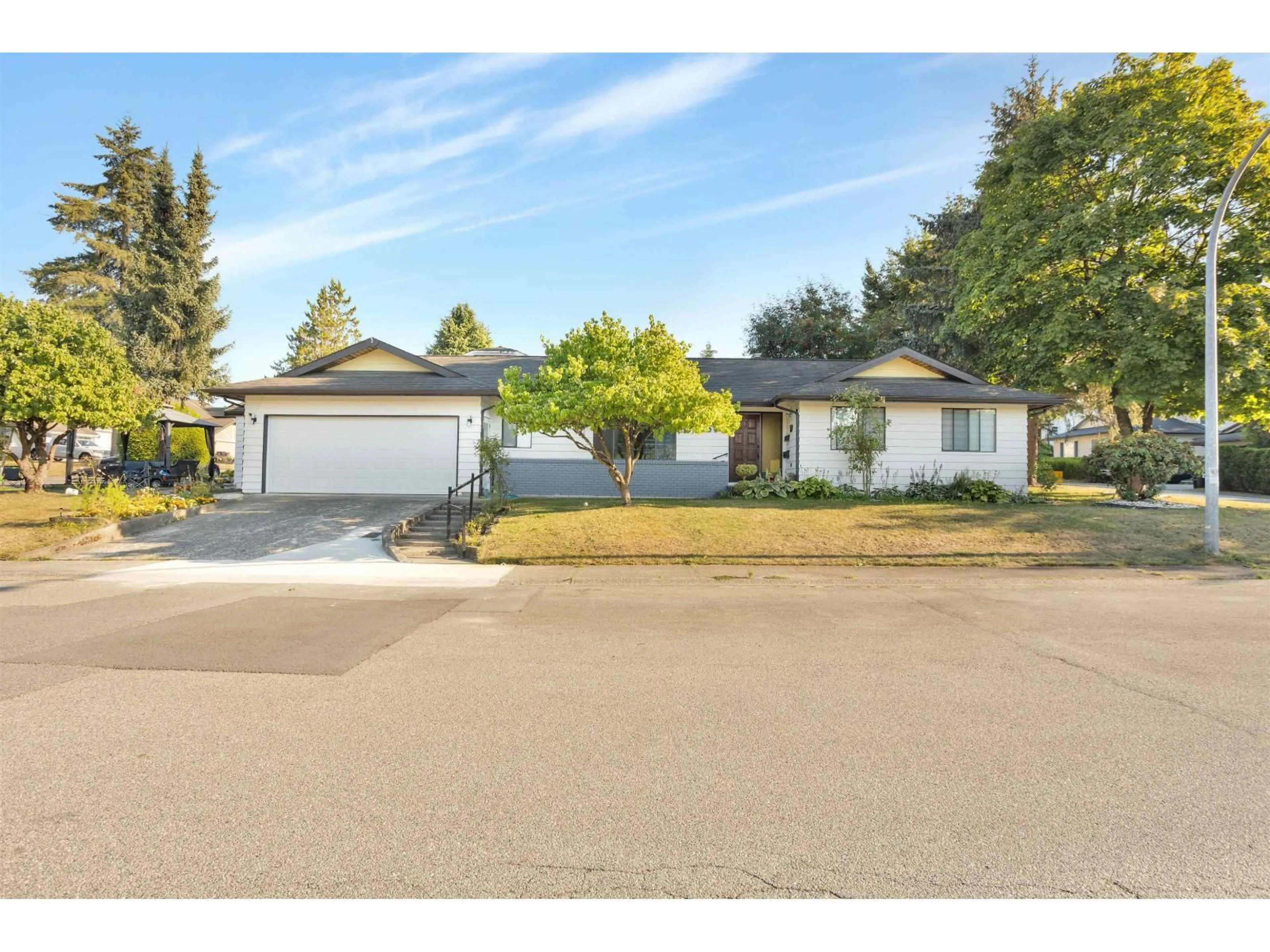 A pic from outside/outdoor area/front of a property/back of a property/a pic from drone, street for 20050 50A AVENUE, Langley British Columbia V3A7H9
