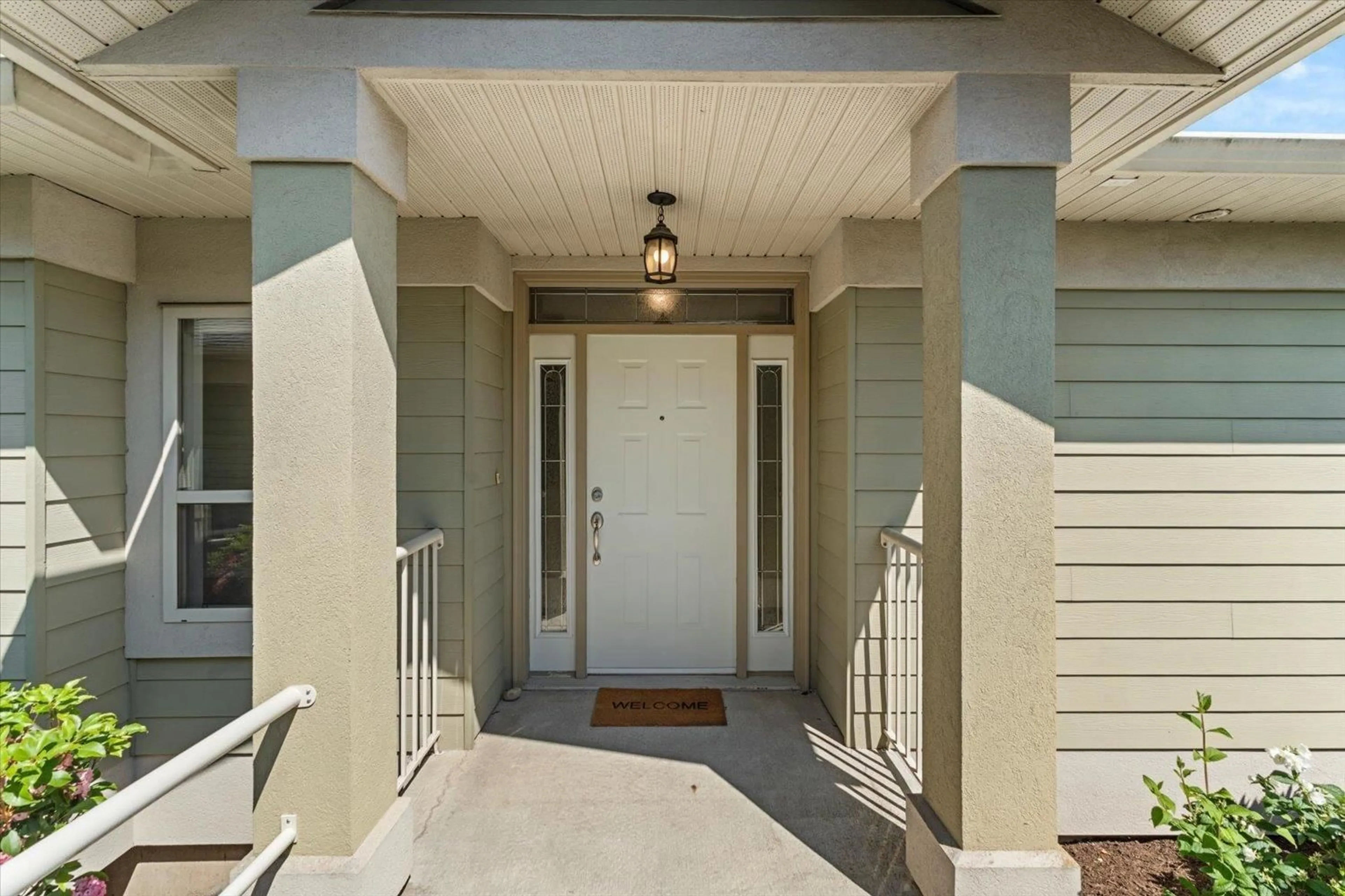 Indoor entryway for 14 - 34159 FRASER STREET, Abbotsford British Columbia V2S8P2