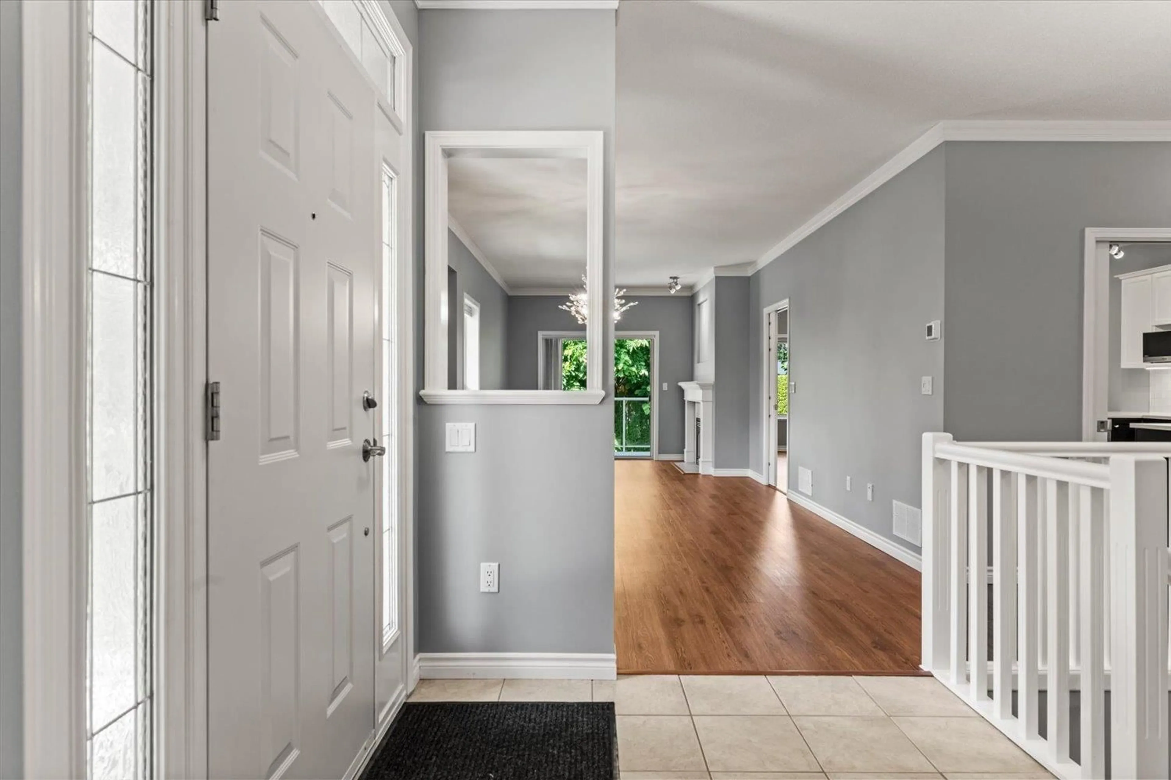 Indoor entryway for 14 - 34159 FRASER STREET, Abbotsford British Columbia V2S8P2