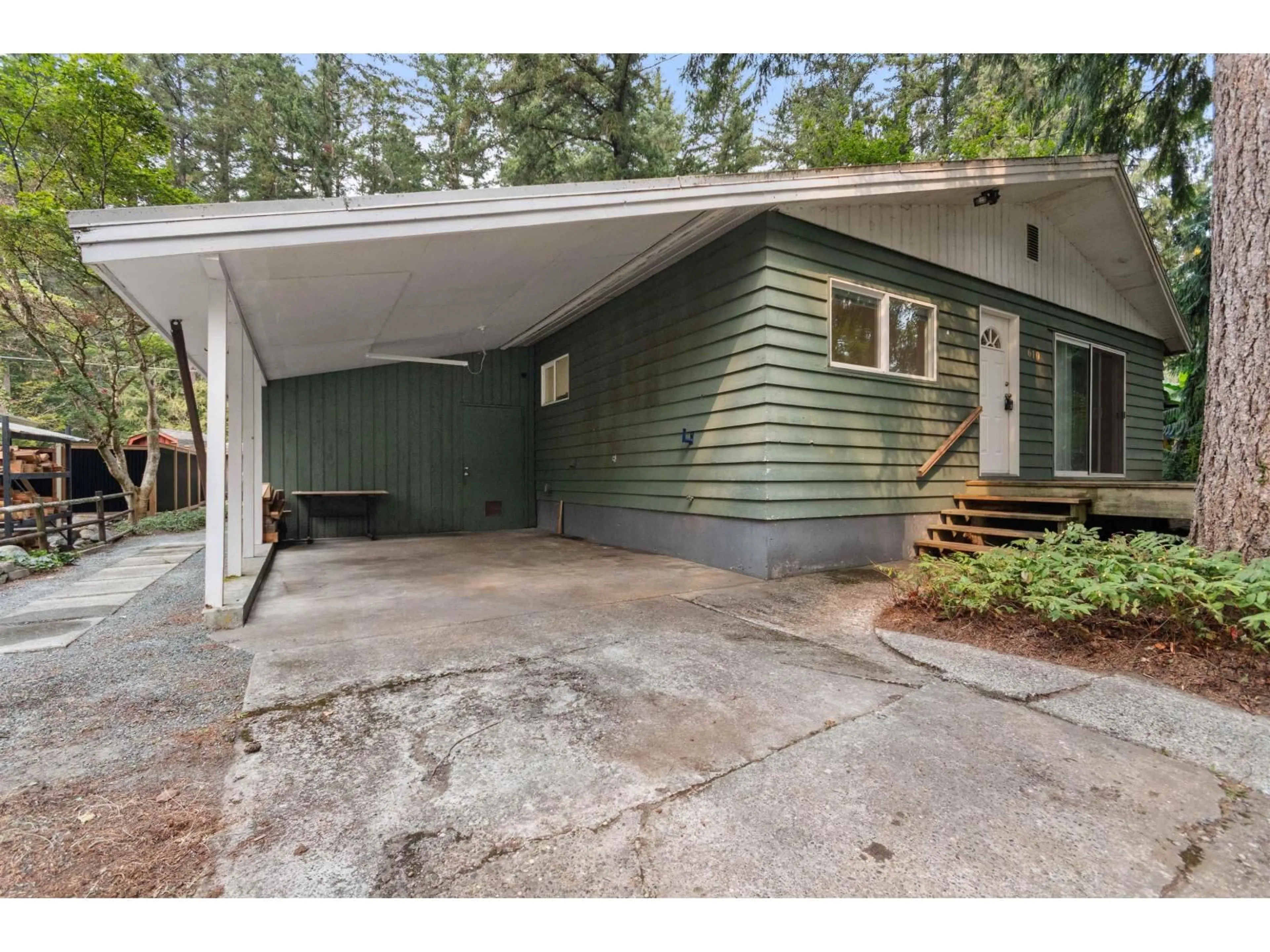 Indoor garage for 610 MOUNTAIN VIEW ROAD, Cultus Lake British Columbia V2R4Z5