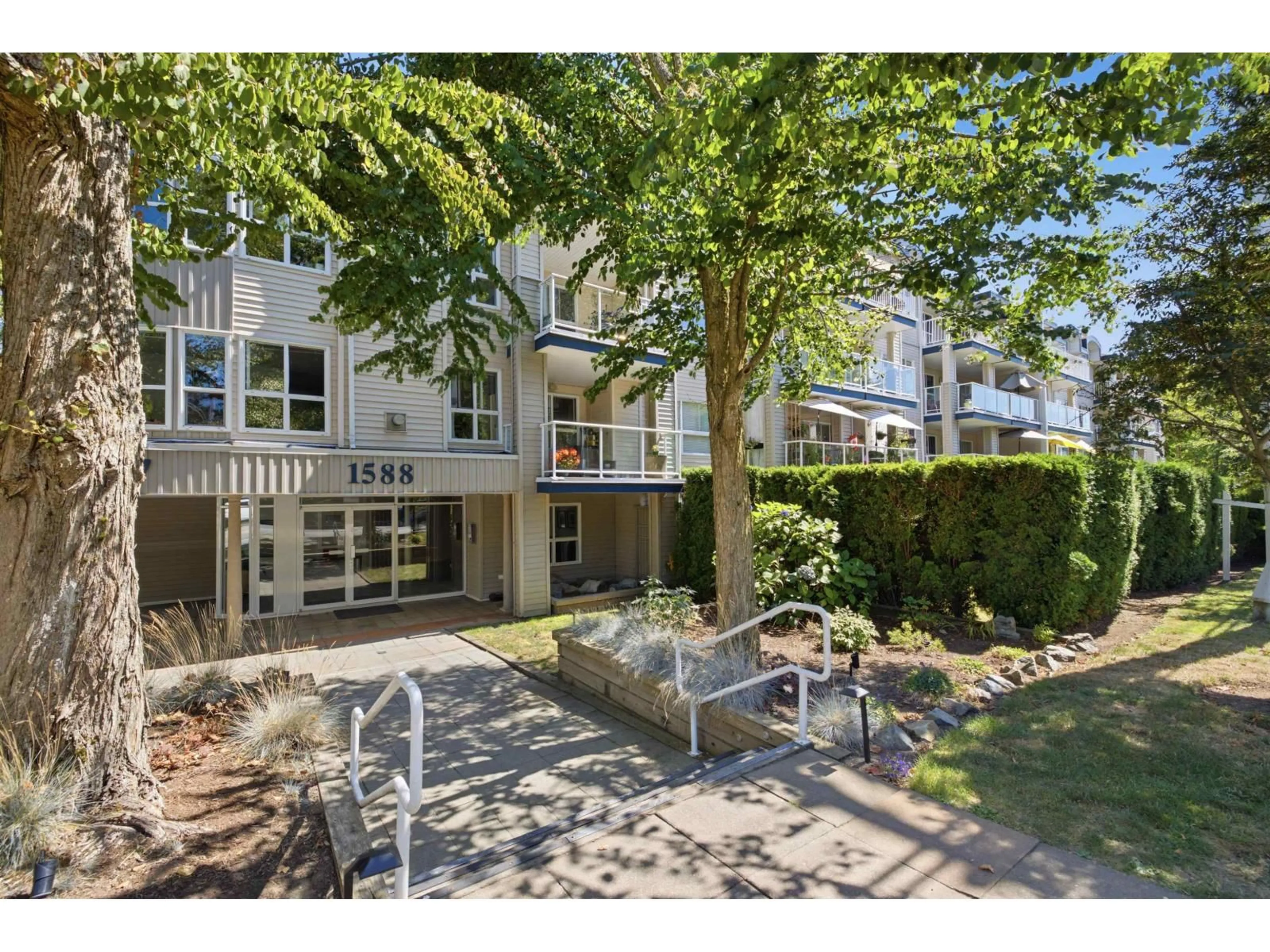 Patio, street for 113 - 1588 BEST STREET, White Rock British Columbia V4B4G1