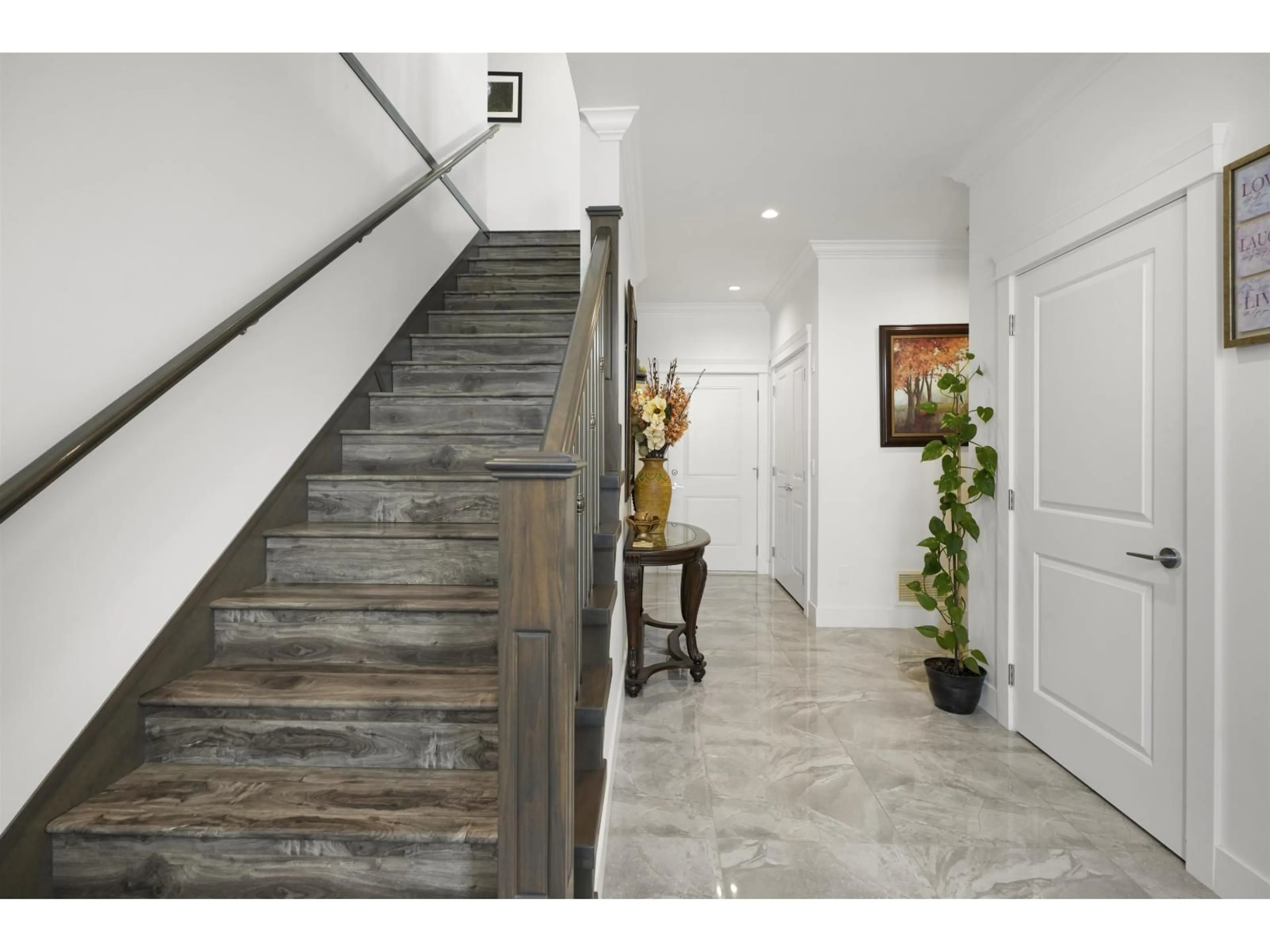 Indoor entryway for 32913 PEEBLES DRIVE, Mission British Columbia V2V2S7