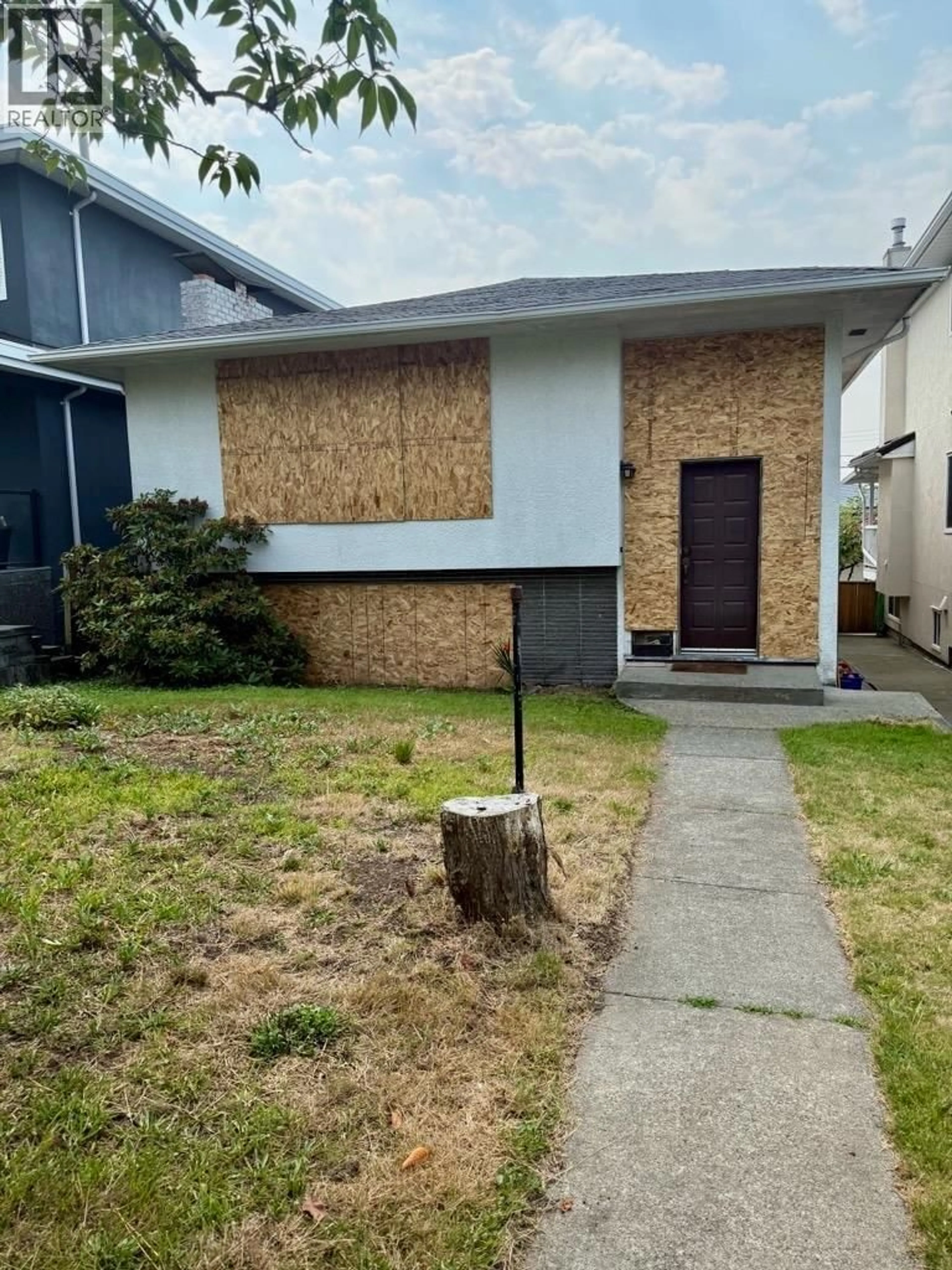 Home with vinyl exterior material, street for 3918 UNION STREET, Burnaby British Columbia V5C2W7