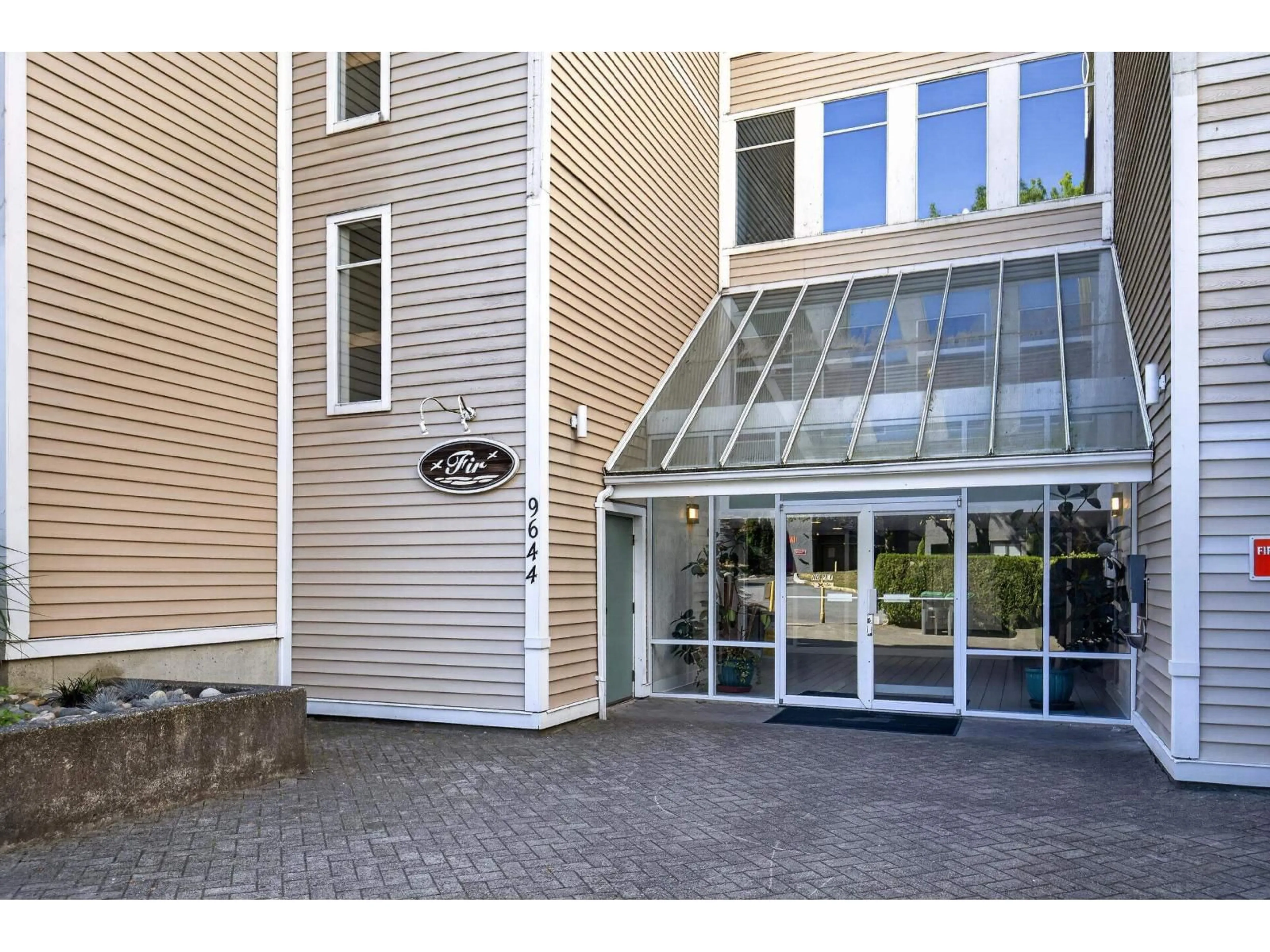 Indoor foyer for 505 - 9644 134 STREET, Surrey British Columbia V3T5M3
