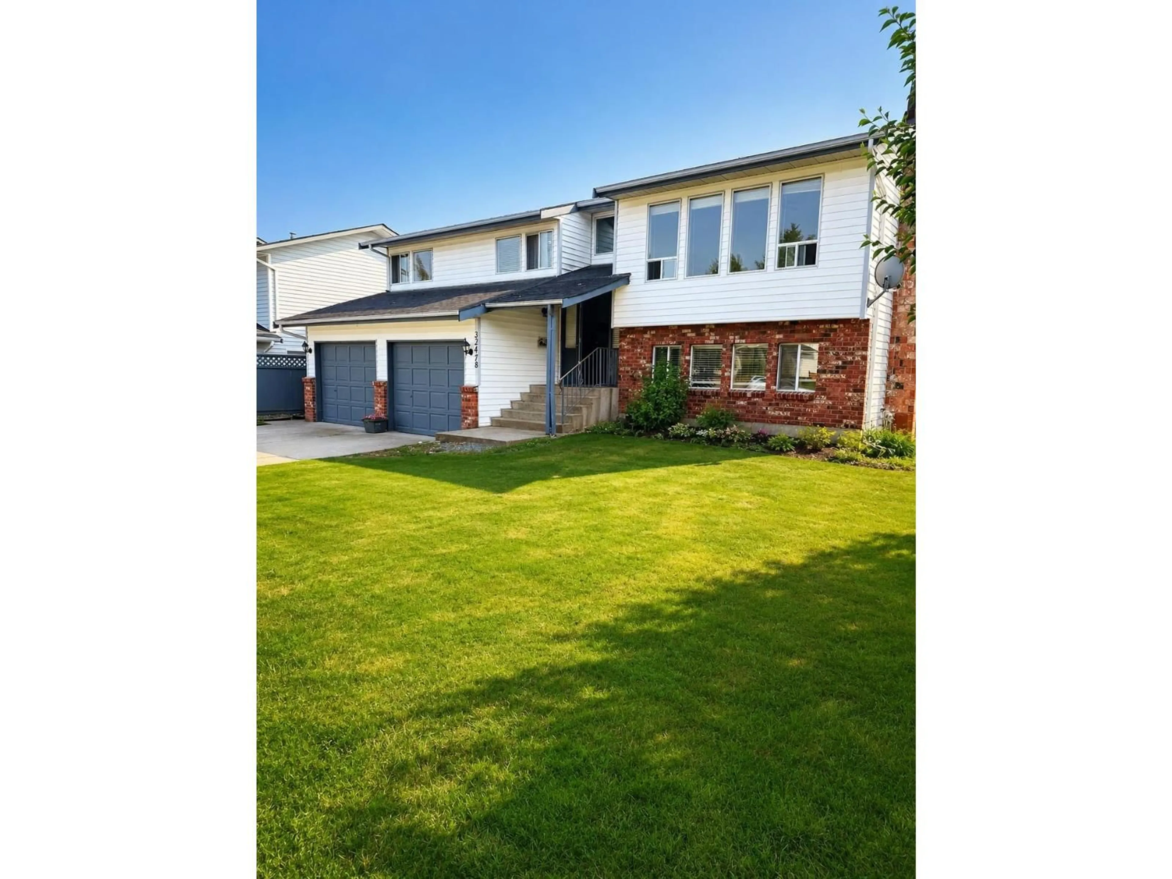 Home with vinyl exterior material, street for 32478 QUALICUM PLACE, Abbotsford British Columbia V2T5A6