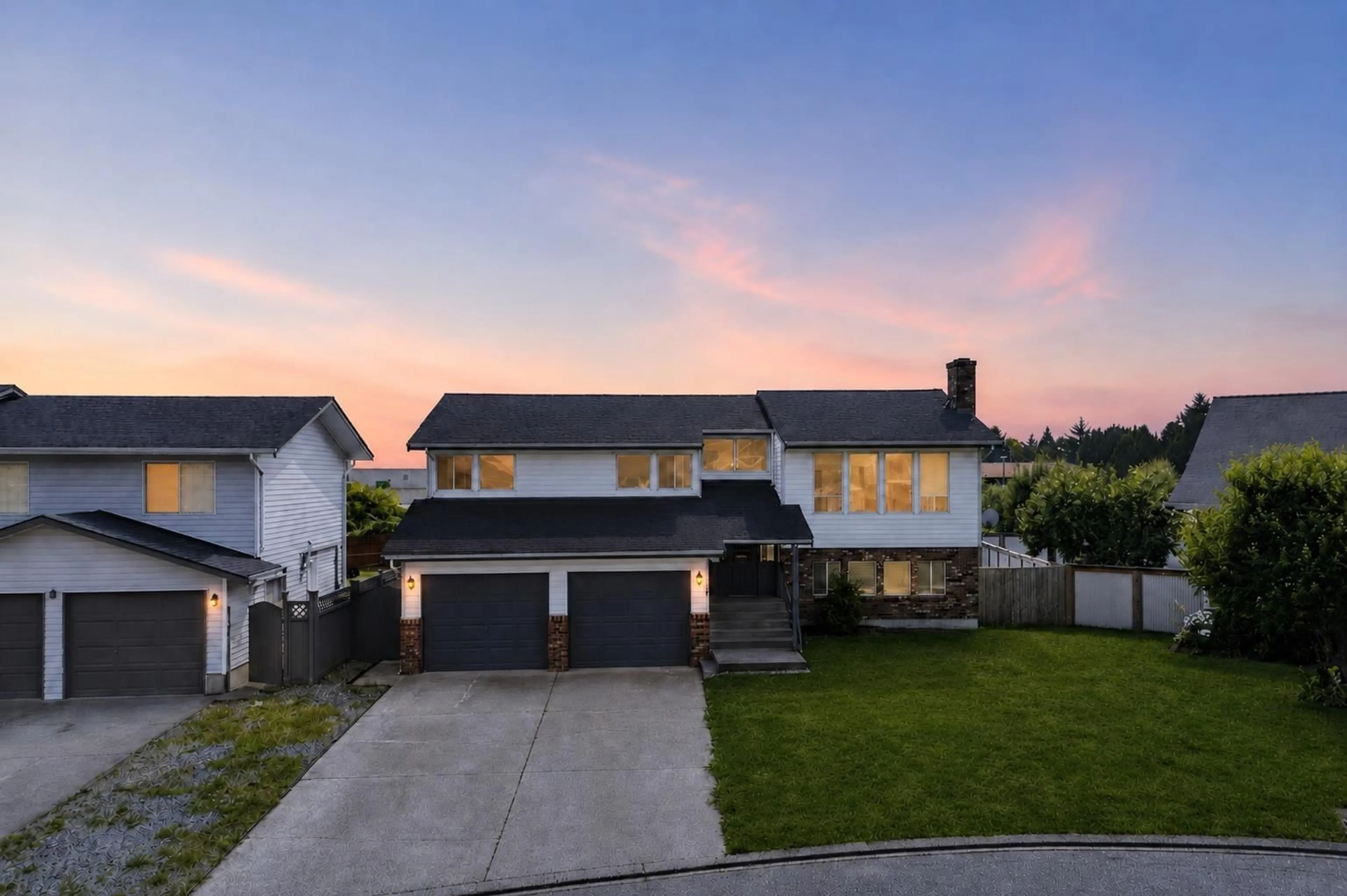 Home with vinyl exterior material, street for 32478 QUALICUM PLACE, Abbotsford British Columbia V2T5A6