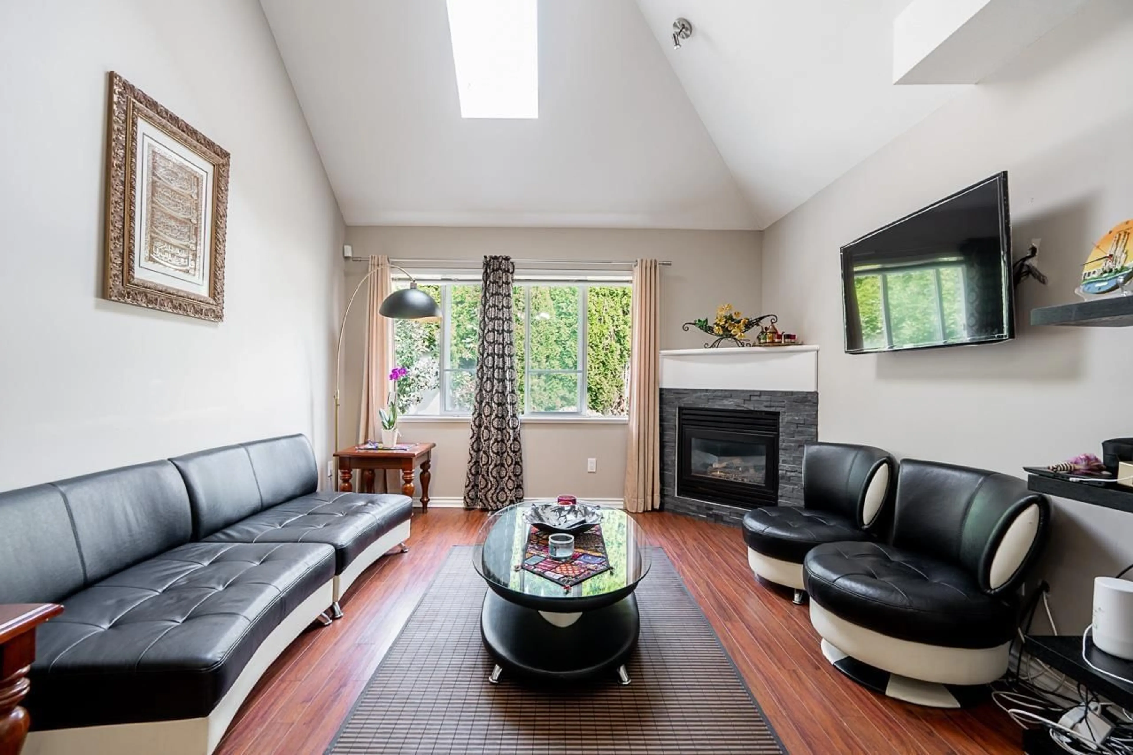 Living room with furniture, wood/laminate floor for 48 - 13918 58 AVENUE, Surrey British Columbia V3X3N8