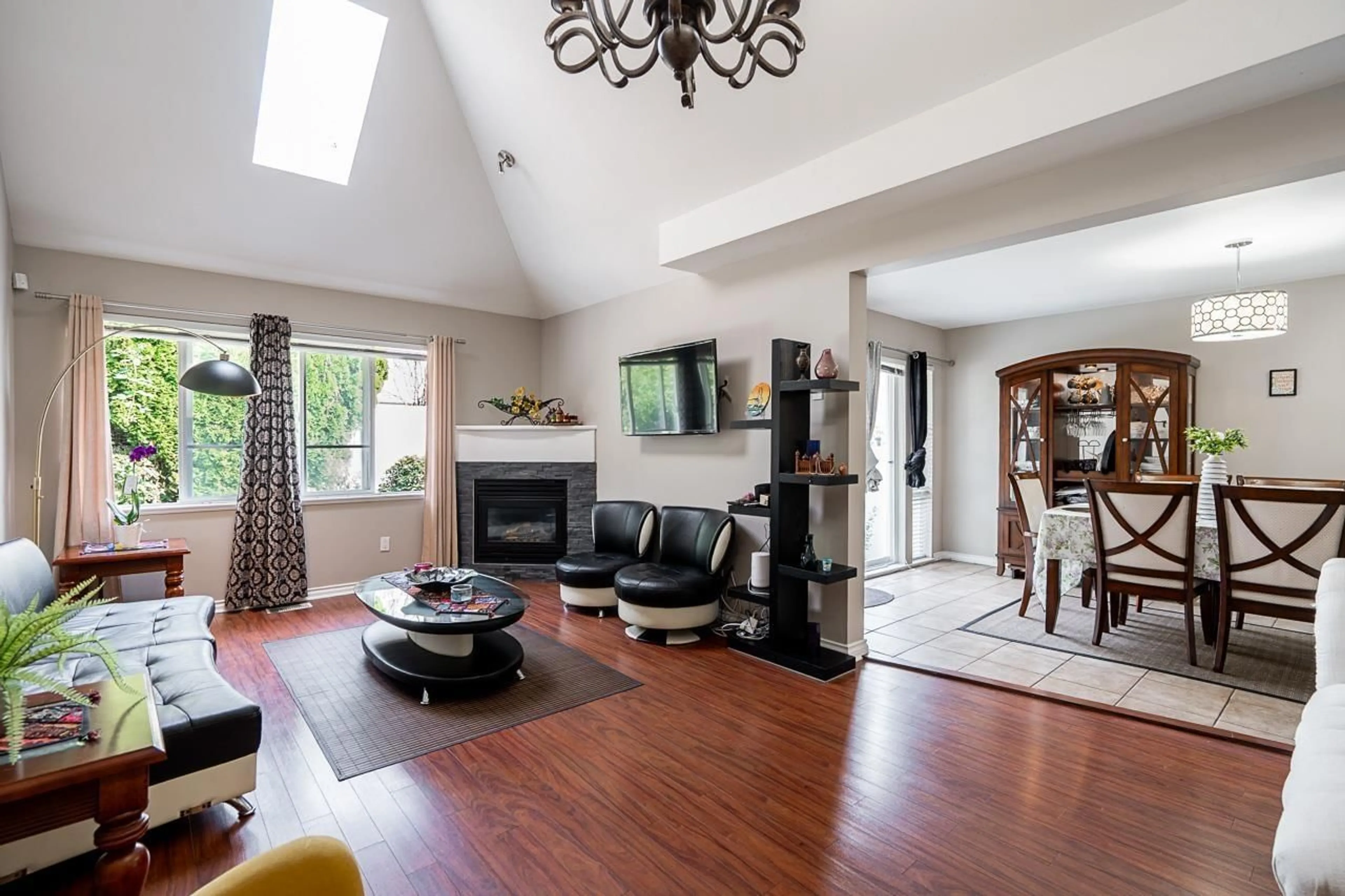 Living room with furniture, unknown for 48 - 13918 58 AVENUE, Surrey British Columbia V3X3N8
