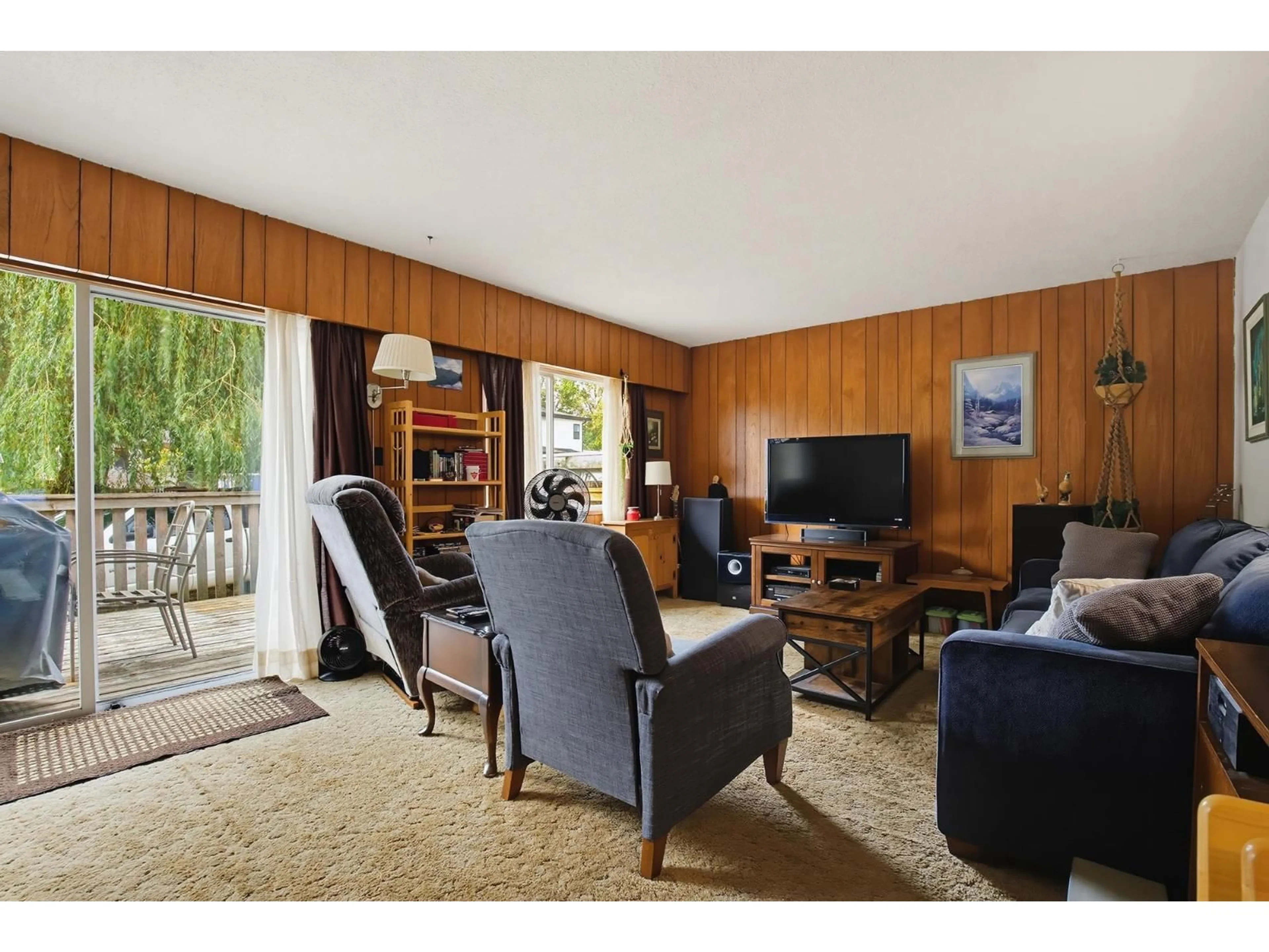 Living room with furniture, wood/laminate floor for 13022 101 AVENUE, Surrey British Columbia V3T1L1