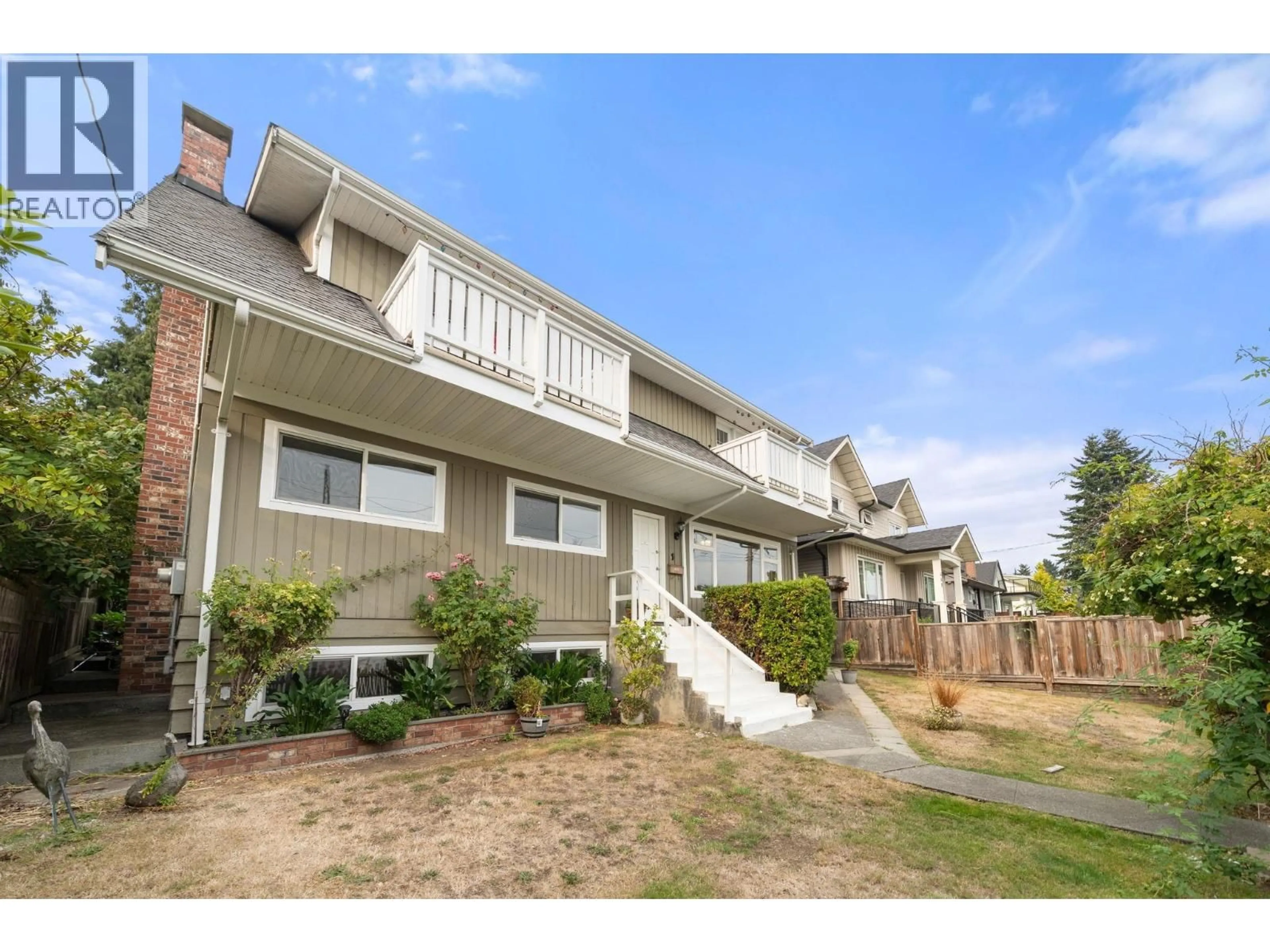 A pic from outside/outdoor area/front of a property/back of a property/a pic from drone, unknown for 462 4TH STREET, North Vancouver British Columbia V7L1J5