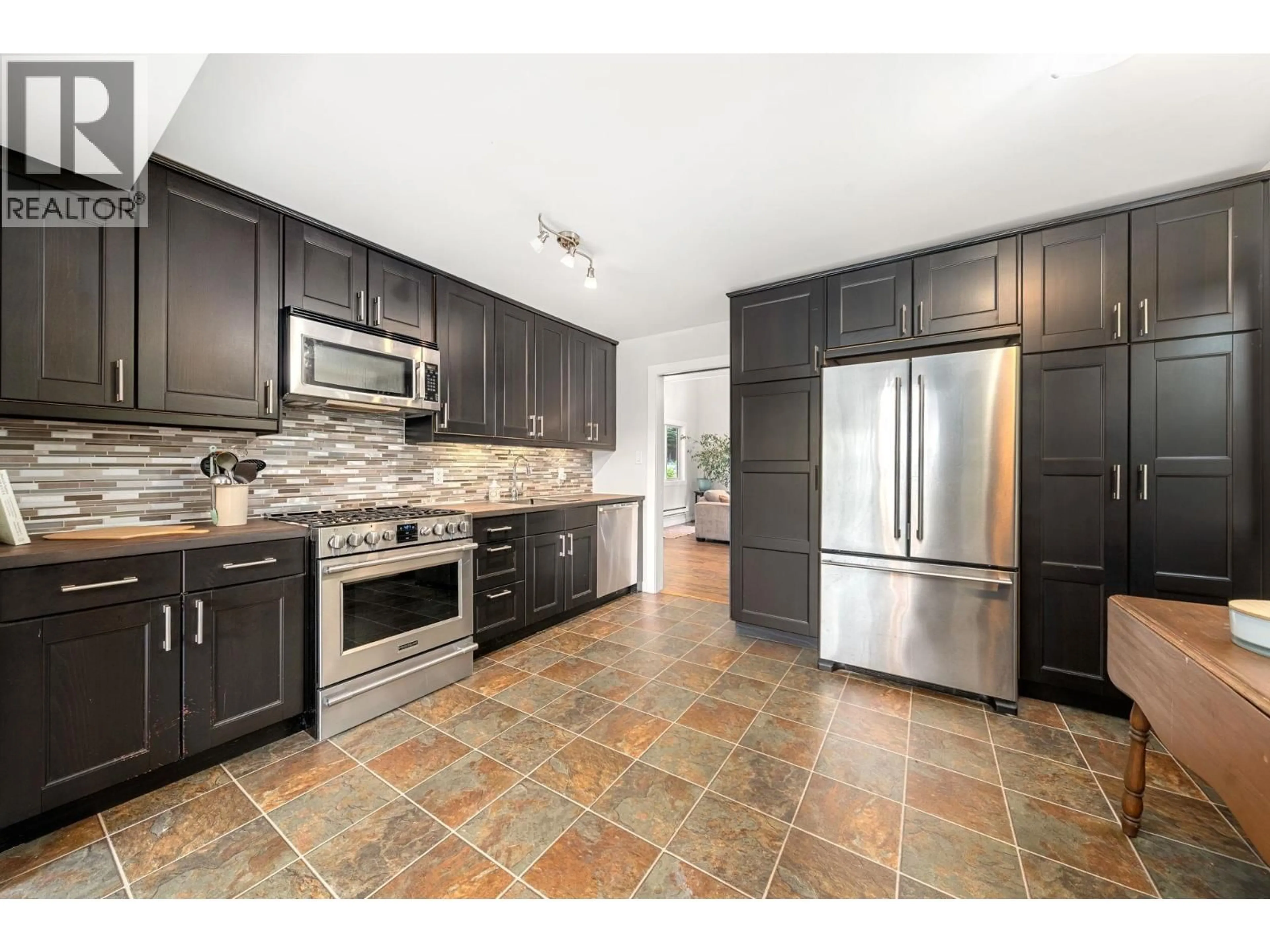 Open concept kitchen, ceramic/tile floor for 462 4TH STREET, North Vancouver British Columbia V7L1J5