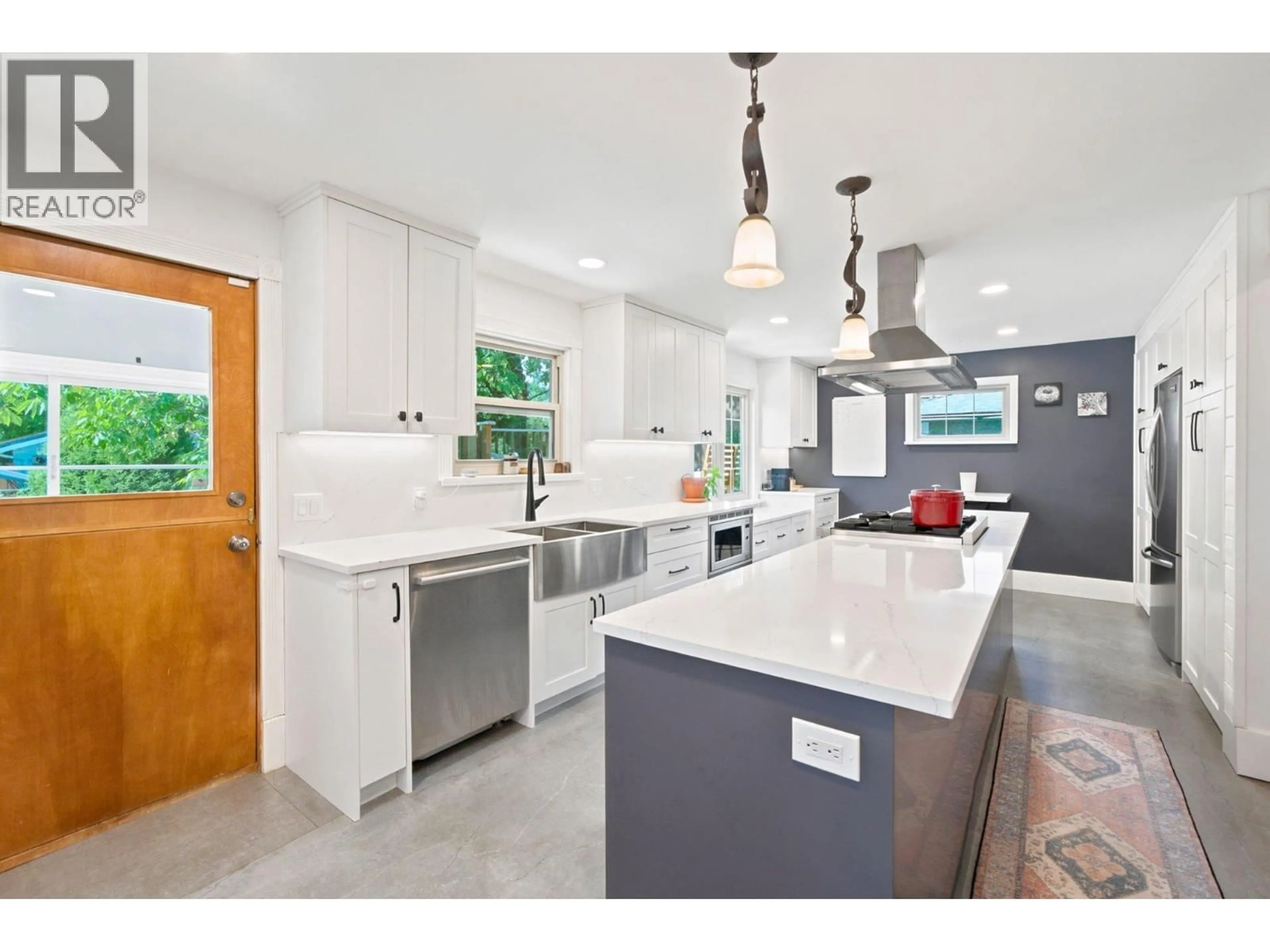 Open concept kitchen, ceramic/tile floor for 829 EIGHTH AVENUE, New Westminster British Columbia V3M2R4