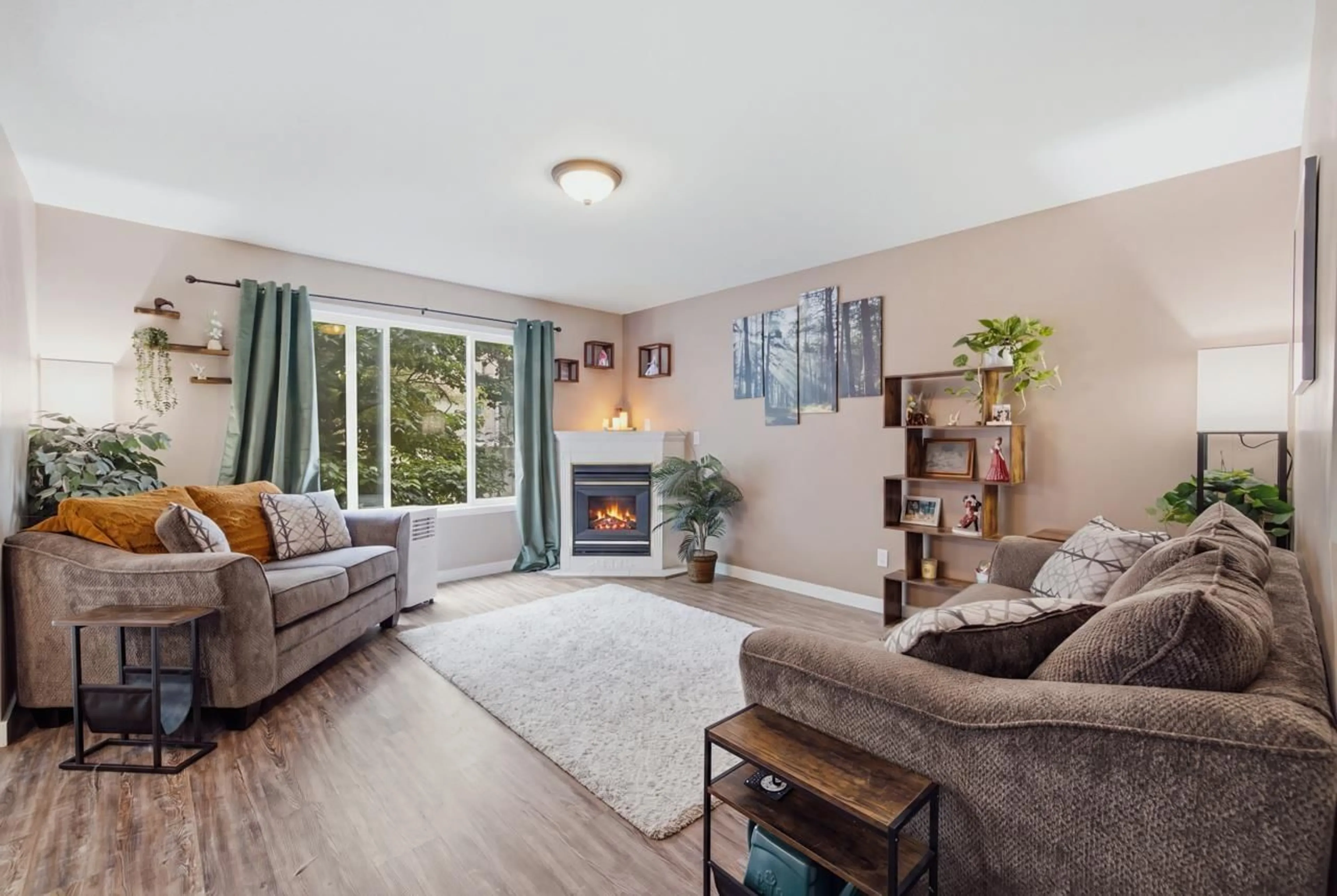 Living room with furniture, wood/laminate floor for 2 - 46360 VALLEYVIEW ROAD, Chilliwack British Columbia V2R5L7